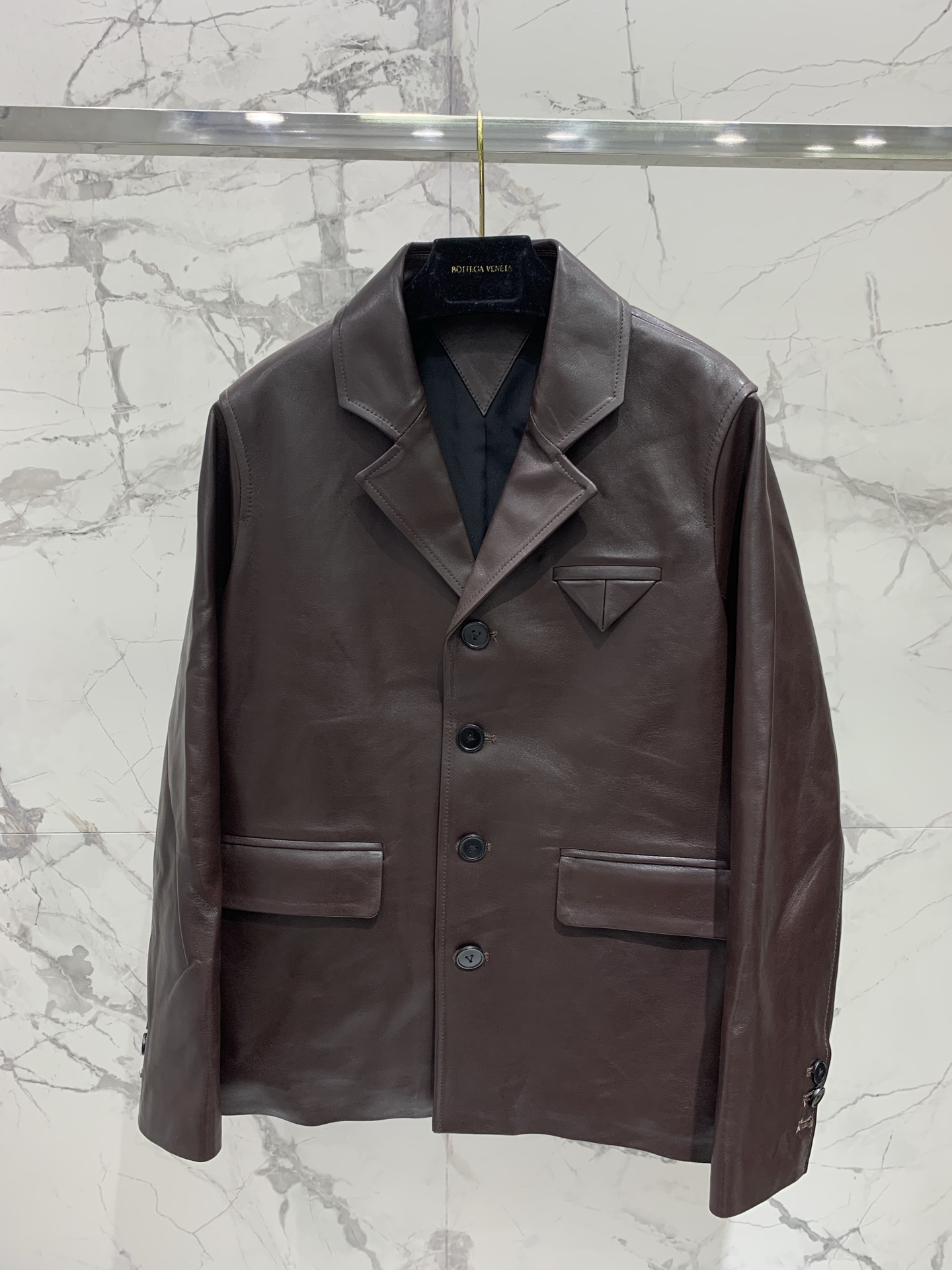 NO:866252,*bv sheepskin triangle pocket suit collar jacket. Sheepskin texture + triangle pockets + suit collar design, 'low-key high-end + BV recognition + practical wearability in early spring'. The sheepskin fabric is soft and has a luster. It feels as silky as clouds and is close to the skin. It is suitable for the cool spring breeze now. The iconic triangle pocket design is low-key and recognizable. The suit collar is neat and elegant. The loose cut is not slimming. Size S M  L, Bottega Veneta-clothing,bottega veneta,bottega veneta,jackets & coats,business suit,sheepskin,19860909*bv绵羊皮三角口袋西装领夹克 绵羊皮质感+三角口袋+西装领设计,“低调高级感+BV辨识度+早春实穿度”拿捏 绵羊皮面料软乎乎还自带光泽感,摸起来像云朵一样丝滑,贴身穿巨亲肤,现在穿刚好适配春日微凉的风 标志性的三角口袋设计低调又有辨识度,西装领版型利落又显气质,宽松剪裁不挑身 码数S M L,葆蝶家-服装,bottega veneta,bottega veneta,jackets & coats,business suit,sheepskin,,Women's clothing