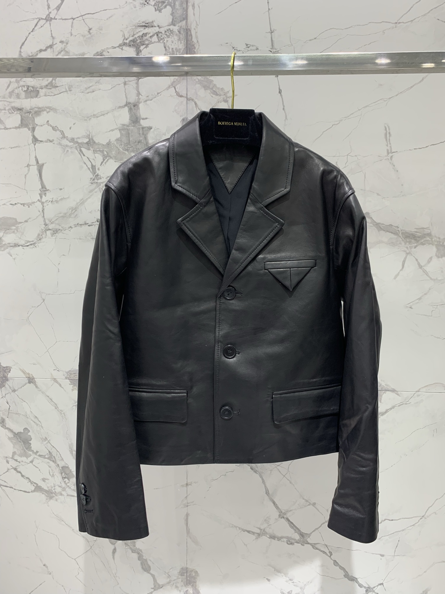 NO:891432,*bv sheepskin triangle pocket suit collar jacket. Sheepskin texture + triangle pockets + suit collar design, 'low-key high-end + BV recognition + practical wearability in early spring'. The sheepskin fabric is soft and has a luster. It feels as silky as clouds and is close to the skin. It is suitable for the cool spring breeze now. The iconic triangle pocket design is low-key and recognizable. The suit collar is neat and elegant. The loose cut is not slimming. Size S M  L, Bottega Veneta-clothing,bottega veneta,bottega veneta,jackets & coats,business suit,sheepskin,19860909*bv绵羊皮三角口袋西装领夹克 绵羊皮质感+三角口袋+西装领设计,“低调高级感+BV辨识度+早春实穿度”拿捏 绵羊皮面料软乎乎还自带光泽感,摸起来像云朵一样丝滑,贴身穿巨亲肤,现在穿刚好适配春日微凉的风 标志性的三角口袋设计低调又有辨识度,西装领版型利落又显气质,宽松剪裁不挑身 码数S M L,葆蝶家-服装,bottega veneta,bottega veneta,jackets & coats,business suit,sheepskin,,Women's clothing
