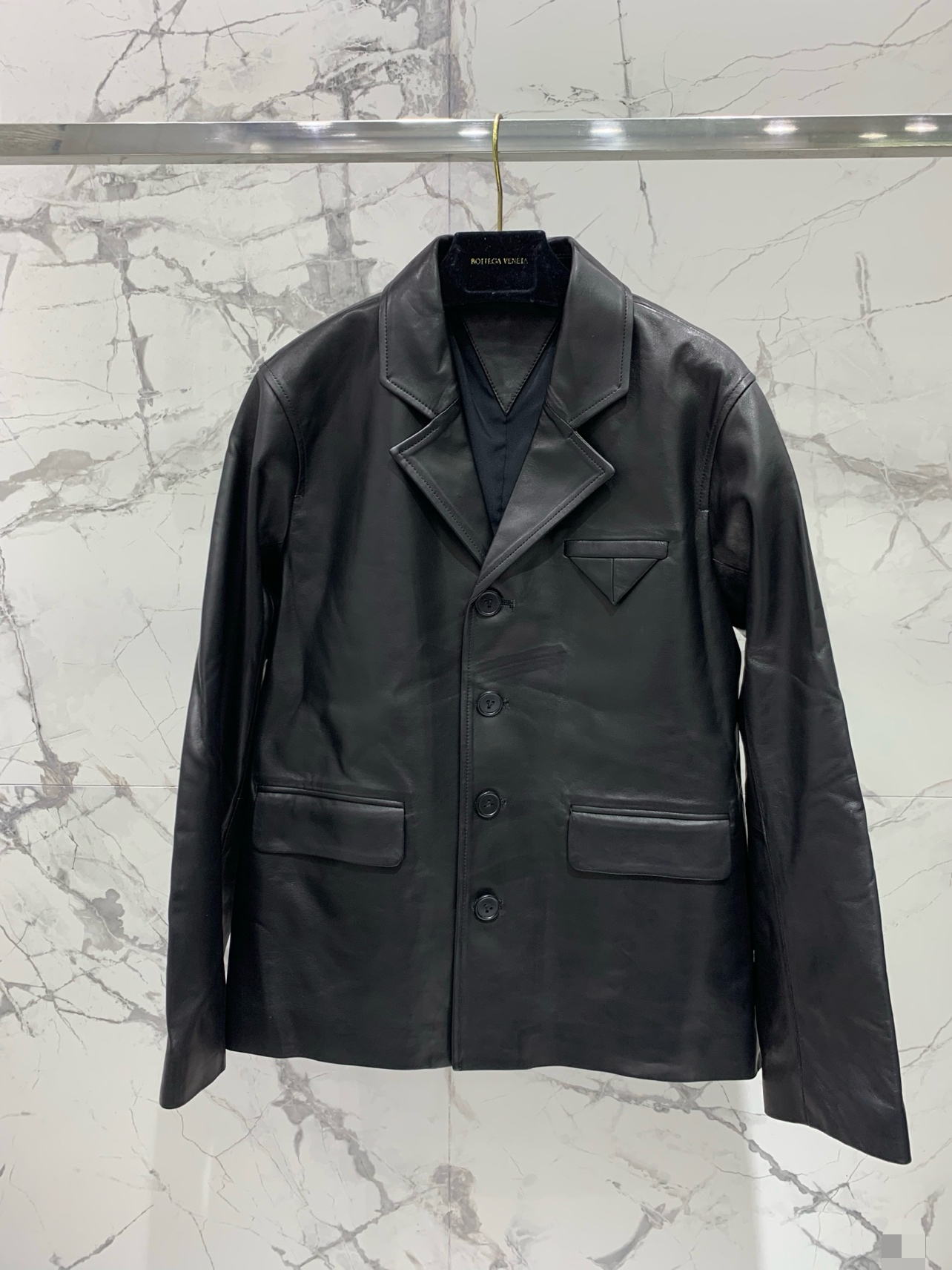 NO:891429,*bv sheepskin triangle pocket suit collar jacket. Sheepskin texture + triangle pockets + suit collar design, 'low-key high-end + BV recognition + practical wearability in early spring'. The sheepskin fabric is soft and has a luster. It feels as silky as clouds and is close to the skin. It is suitable for the cool spring breeze now. The iconic triangle pocket design is low-key and recognizable. The suit collar is neat and elegant. The loose cut is not slimming. Size S M  L, Bottega Veneta-clothing,bottega veneta,bottega veneta,jackets & coats,business suit,sheepskin,19860909*bv绵羊皮三角口袋西装领夹克 绵羊皮质感+三角口袋+西装领设计,“低调高级感+BV辨识度+早春实穿度”拿捏 绵羊皮面料软乎乎还自带光泽感,摸起来像云朵一样丝滑,贴身穿巨亲肤,现在穿刚好适配春日微凉的风 标志性的三角口袋设计低调又有辨识度,西装领版型利落又显气质,宽松剪裁不挑身 码数S M L,葆蝶家-服装,bottega veneta,bottega veneta,jackets & coats,business suit,sheepskin,,Women's clothing