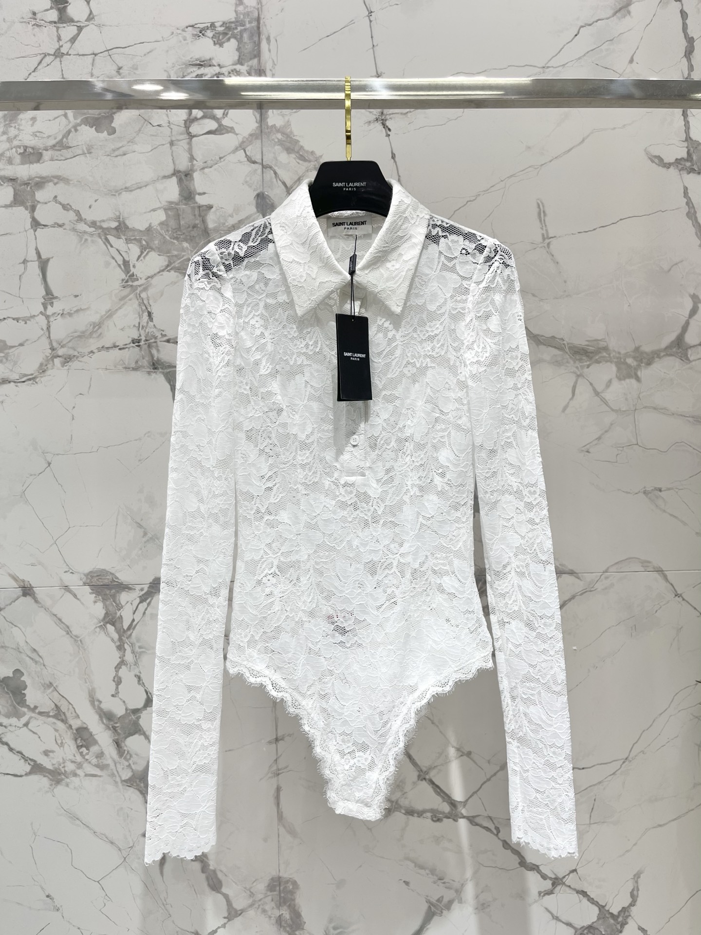NO:829358,* Holy Family Lace Jacquard Women's Jumpsuit Women's jumpsuit, it makes me cry!  This is not just a piece of clothing, it is the perfect combination of fashion and elegance!  The design of this jumpsuit is absolutely stunning!  Every detail of the lace jacquard reveals a sense of high-end, making people feel its unique charm at a glance. Wear it and you will become a fashion icon that attracts countless eyes when walking on the street!  The cut is super slim and perfectly outlines your body curves, making you stand out from the crowd. Whether you are going out daily or attending a party, you can easily control it and become the focus of the audience!  Size SML, saint laurent-clothing, saint laurent,19860909* 圣家蕾丝提花女士连体裤 女士连体裤,简直是要美哭我啦！这不仅仅是一件衣服,它简直就是时尚与优雅的完美结合体！ 这款连体裤的设计简直绝了！蕾丝的提花,每一个细节都透露着高级感,让人一眼就能感受到它的独特魅力.穿上它,那个走在街上都能吸引无数目光的时尚Icon！ 剪裁超级修身,完美勾勒出你的身材曲线,让你在人群中脱颖而出.无论是日常出行还是参加派对,都能轻松驾驭,成为全场焦点！ 码数SML,圣罗兰-服装,saint laurent,,Women's clothing