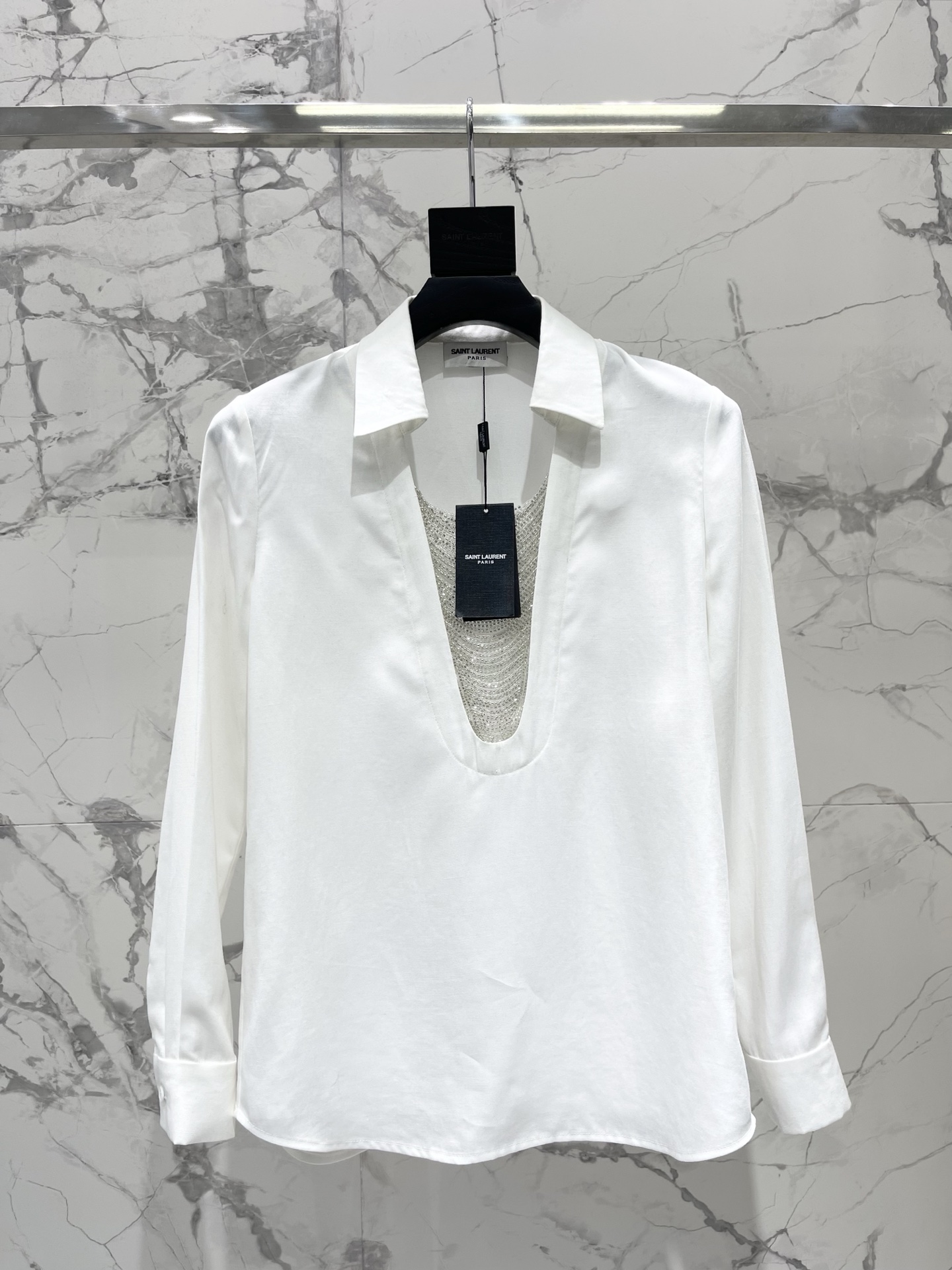 NO:829055,* Saint Family cotton chain shirt top, yb custom fabric, imported fabric ~ super comfortable, the upper body is very light and extremely comfortable and soft, making it an elegant choice for business casual wear. The front is decorated with an elegant chain push collar design. Size SML, saint laurent-clothing, saint laurent,19860909* 圣家棉质链条衬衣上衣 yb定制面料 进口面料～ 超级舒适 上身非常轻且极致舒适柔软 打造商务休闲装扮的优雅之选 正面采用优雅的链条推领设计装饰 码数SML,圣罗兰-服装,saint laurent,,Women's clothing