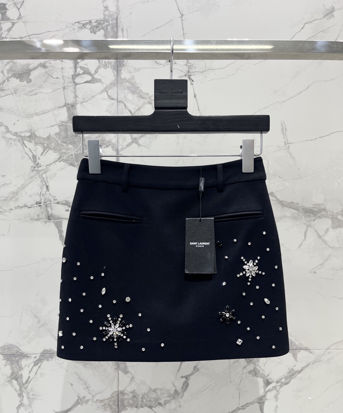 NO:829044,* Holy Family Heavy Industry beaded design skirt. This skirt is so beautiful that it makes me cry!  The heavy-duty beading design makes the whole piece look super gorgeous, making it the center of attention at parties and get-togethers!  Wearing it has the atmosphere of a working woman without losing the femininity. It is really the perfect combination of work and leisure!  The details of sequins and beading are handled very delicately, and every detail reveals the designer's intention. The texture is really great, and it is super comfortable to wear without feeling restrictive at all. The really super slimming version is well designed and can well modify the leg shape, making your leg lines look smoother and slender. Size SML, Saint Laurent-clothing, saint laurent, skirts,19860909* 圣家重工珠片钉珠设计半裙 这款简直是美哭我了！重工的珠片钉珠设计,让整条看起来超级华丽,简直是派对和聚会的焦点！ 穿在身上既有职场女性的大气,又不失女性的柔美.真的是职场与休闲的完美结合！ 珠片和钉珠的细节处理得非常精致,每一个细节都透露出设计师的用心. 质感真的超级棒,穿在身上超级舒服,完全不会有束缚感. 真的超级显瘦的版型设计得很好,能够很好地修饰腿型,让你的腿部线条看起来更加流畅和修长. 码数SML,圣罗兰-服装,saint laurent,skirts,,Women's clothing