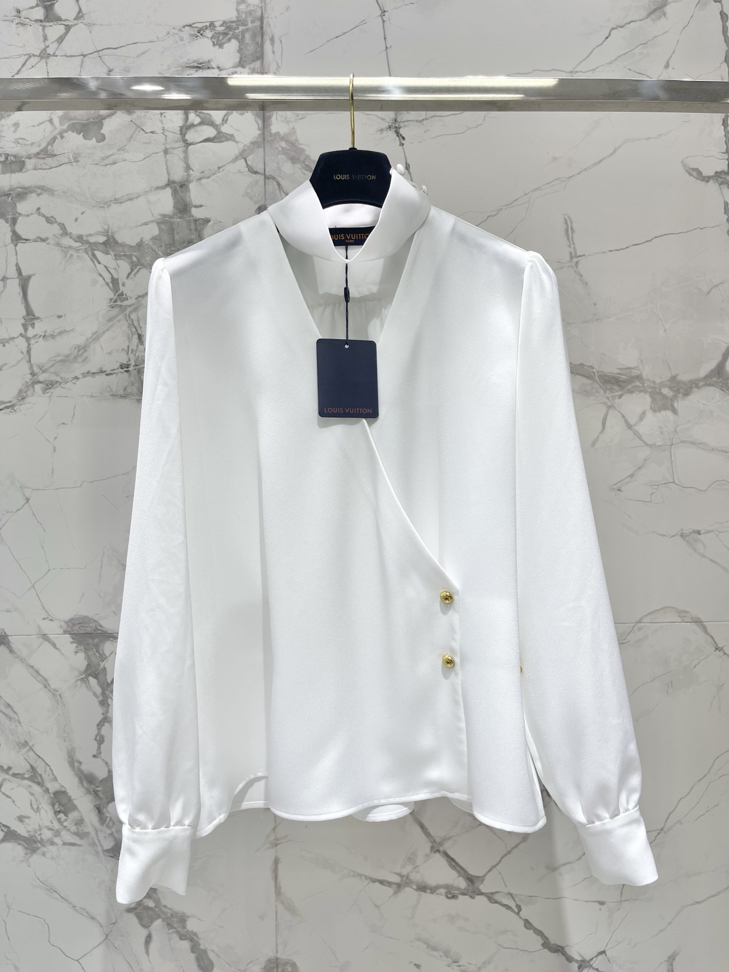 NO:829378,* Lujia's new buttoned simple shirt is a lazy and high-end shirt. The fabric is soft and has a sense of luster, and the design is so eye-catching (minimalist art is as delicate and visually very noble!) The classic buttoned version is simple and stylish, with the atmosphere of 'wearing it casually is like drinking coffee on the Left Bank of Paris', 'wearing a basic shirt with a haute couture show style'!  Size SML,Louis Vuitton-clothing,louis vuitton,louis vuitton,louis vuitton,shirts,19860909* 驴家新款系扣简约衬衣 又慵懒又高级的衬衫 面料软乎乎还自带光泽感,设计太戳人了（极简艺术品一样细腻,视觉上就很显贵！） 经典系扣版型简约又有腔调,“随便一穿都像在巴黎左岸喝咖啡”的氛围感,“把基础衬衫穿出高定秀场风”！ 码数SML,路易威登-服装,louis vuitton,louis vuitton,louis vuitton,shirts,,Women's clothing