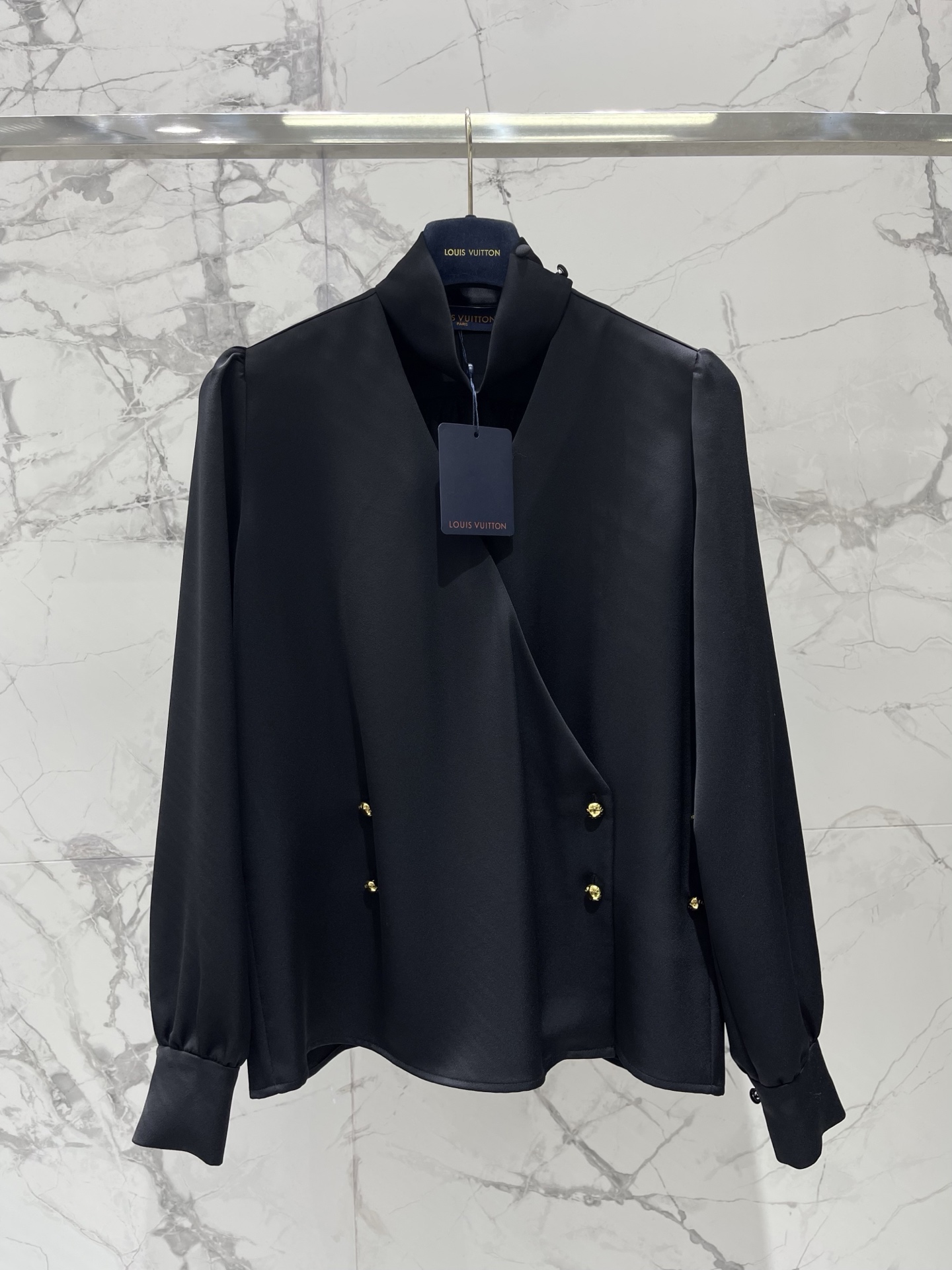 NO:829322,* Lujia's new buttoned simple shirt is a lazy and high-end shirt. The fabric is soft and has a sense of luster, and the design is so eye-catching (minimalist art is as delicate and visually very noble!) The classic buttoned version is simple and stylish, with the atmosphere of 'wearing it casually is like drinking coffee on the Left Bank of Paris', 'wearing a basic shirt with a haute couture show style'!  Size SML,Louis Vuitton-clothing,louis vuitton,louis vuitton,louis vuitton,shirts,19860909* 驴家新款系扣简约衬衣 又慵懒又高级的衬衫 面料软乎乎还自带光泽感,设计太戳人了（极简艺术品一样细腻,视觉上就很显贵！） 经典系扣版型简约又有腔调,“随便一穿都像在巴黎左岸喝咖啡”的氛围感,“把基础衬衫穿出高定秀场风”！ 码数SML,路易威登-服装,louis vuitton,louis vuitton,louis vuitton,shirts,,Women's clothing
