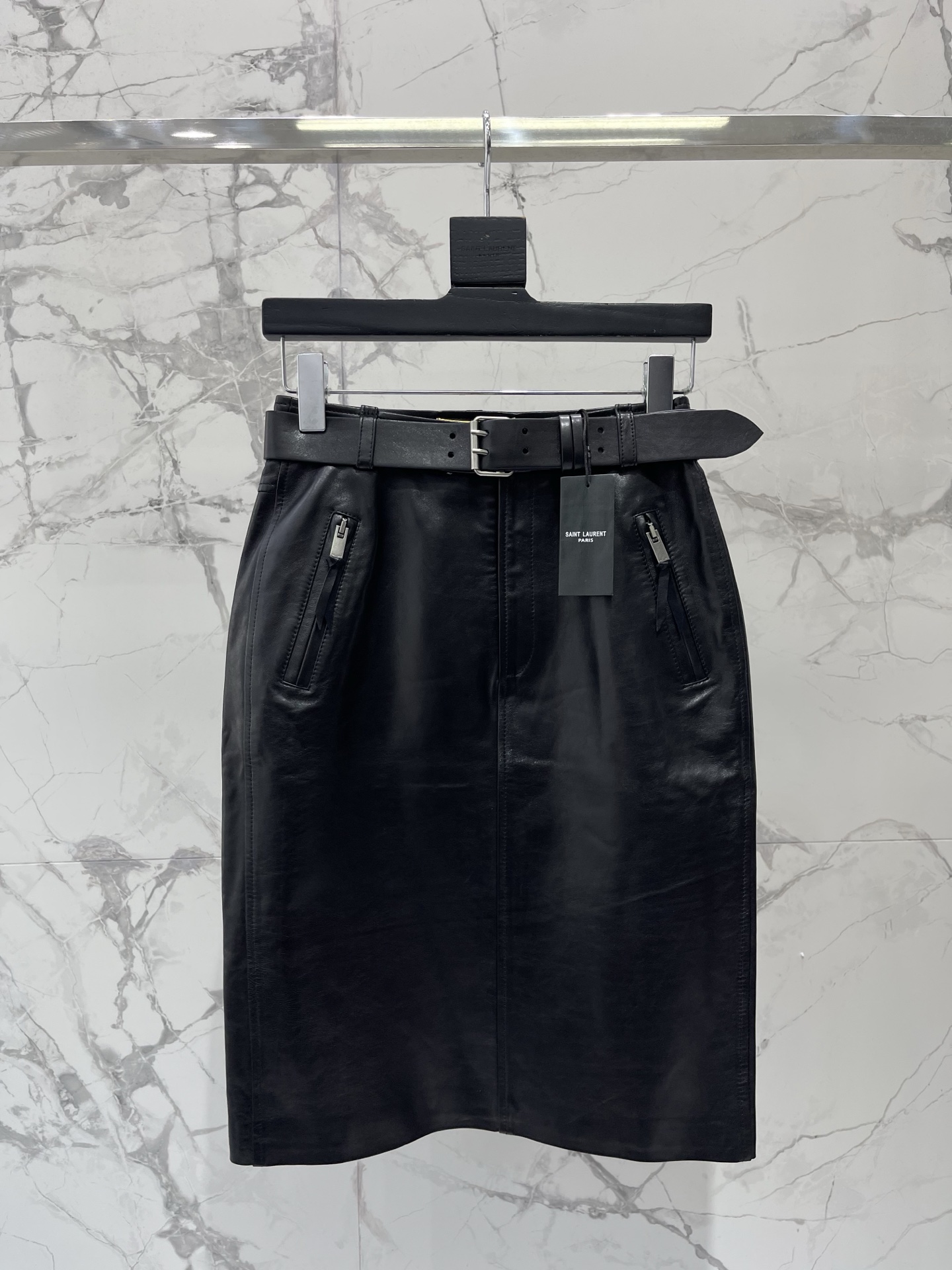 NO:866422,*Holy Family Textured Leather Skirt with Belt in Early Spring When I got it, I was immediately amazed by the texture - the genuine leather fabric is soft and has its own high-end texture. The waist-to-hip ratio is instantly stunning when worn with the belt. The tailoring makes the leg lines super slim. The textured leather + belt perfectly blends the sense of elegance and nobility. When walking and carrying the wind, you look like a picture magazine. Paired with a white sweater, it looks like an intellectual wealthy daughter. Paired with a silk shirt, it is very lazy. In casual photos, it looks like a heroine in a fashion magazine~'  With a sense of elegance and nobility, pairing with a knitted sweater is the 'exquisite muse in the gallery'. With a shirt, you can instantly wear the 'luxury and elegant atmosphere of early spring' on your body. Size SML, saint laurent-clothing, saint laurent, skirts, shirts,19860909*圣家早春配腰带纹理真皮半身裙 拿到手直接被质感惊艳——真皮面料软乎乎还自带高级纹理,配的腰带一系瞬间腰臀比绝了,剪裁把腿部线条衬得超修长 纹理真皮+腰带把优雅感和贵气感融得刚好,走路带风都像画报,搭白色针织衫是知性富家千金,配丝绸衬衫又很慵懒,随便拍都像时尚杂志里的女主～” 优雅贵气感,搭针织衫是“画廊里的精致缪斯”,配衬衫,瞬间把“早春高奢优雅氛围”穿在身上 码数SML,圣罗兰-服装,saint laurent,skirts,shirts,,Women's clothing