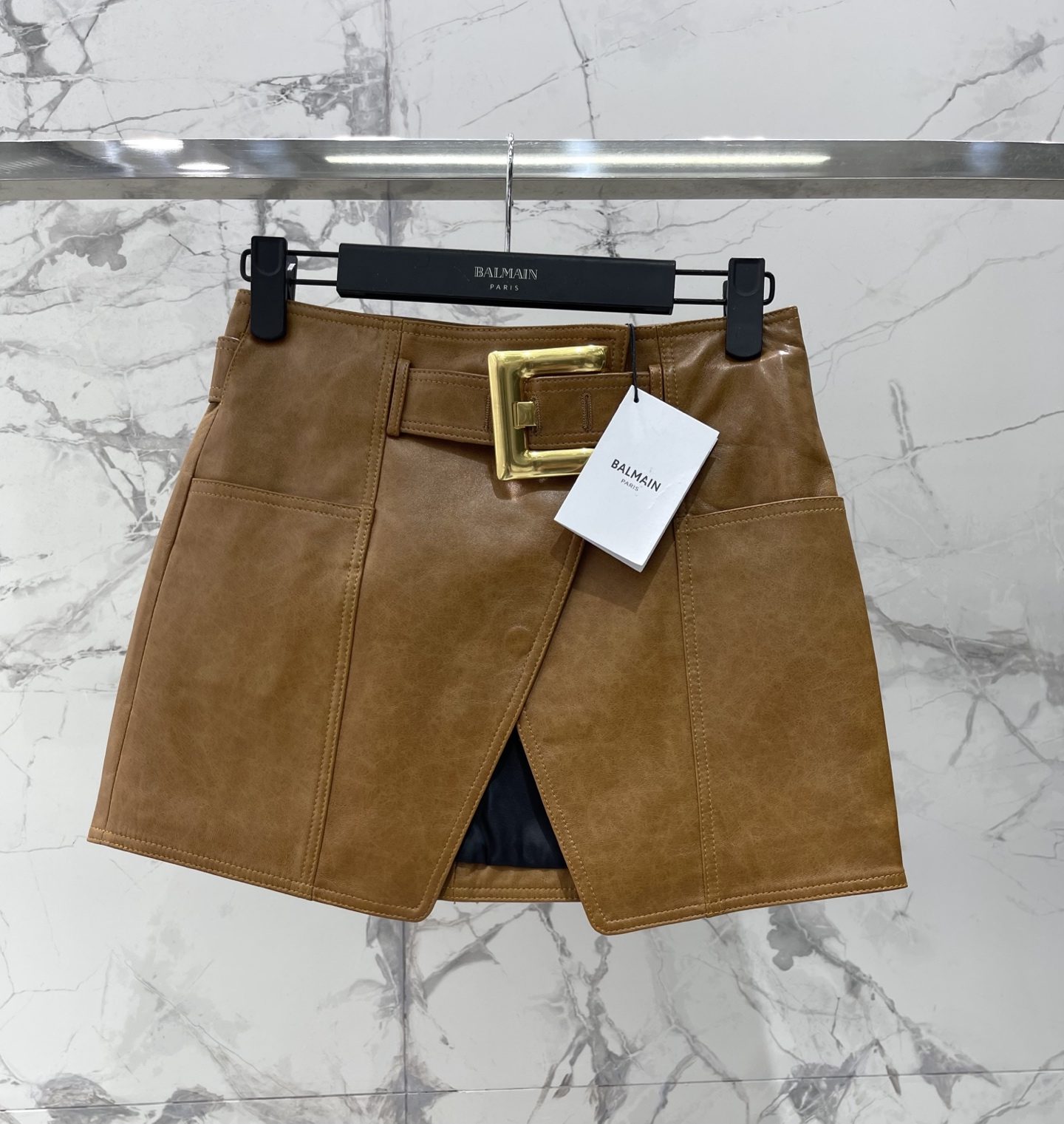 NO:866355,* Balmain's new early spring front slit gold buckle hip-hugging leather skirt. The details are shocking. The fabric is crisp and drapey, and it hugs the body curve perfectly. The front slit design brings wind when walking, and the gold buckle embellishment instantly makes you look noble. Wear it in early spring and you will be the 'center of the crowd'. The style is a hip-hugging style with strong wrapping, which makes the body curve particularly perfect. The careful design of gold buckles and slits makes the sexy and high-end sense just right!  Pair it with a simple white shirt or short top, and you will instantly transform into a 'beautiful and sassy urban girl', and your aura will be full. Size SML, Balmain-clothing, balmain, skirts, shirts,19860909* 巴尔曼早春新款前开衩金扣包臀皮裙 细节震撼面料挺括又有垂感,贴着身体曲线太绝了,前开衩设计走路带风,金扣点缀瞬间显贵,早春穿出去就是“人群焦点”既视感～ 版型是包裹性超强的包臀款,把身材曲线衬得特别绝,金扣和开衩的小心机,让性感和高级感平衡得刚刚好！搭配简单的白衬衫或者短上衣,瞬间化身“又美又飒的都市拽姐”,气场直接拉满 码数SML,巴尔曼-服装,balmain,skirts,shirts,,Women's clothing