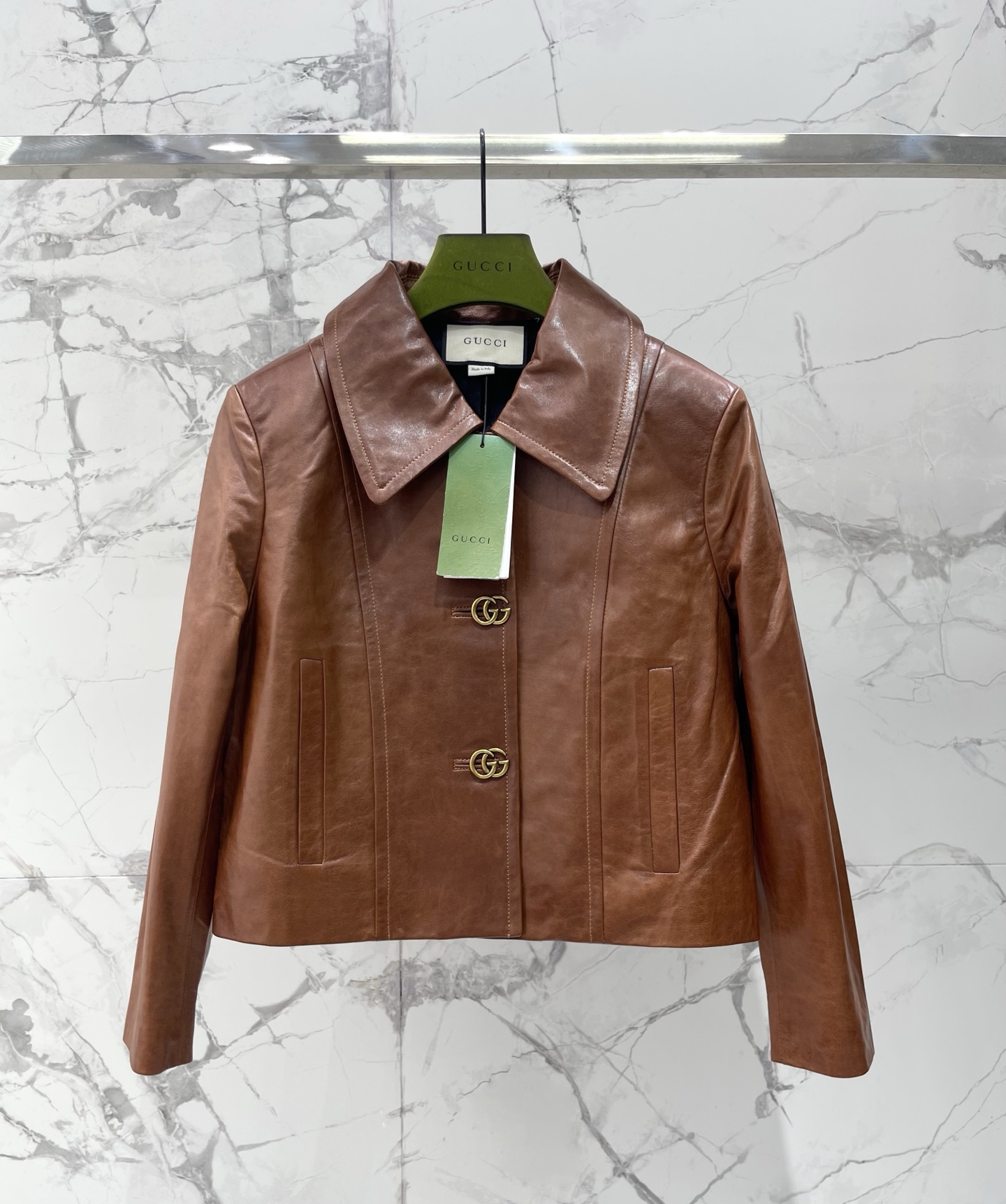 NO:925033,* Gucci’s new textured short leather jacket with lapel logo and logo. The leather is soft and smooth to the touch. It will not be boring to wear in spring and summer (it’s great when worn with a suspender) ~ The lapel + logo texture is full of details, and the short version is neat and proportional. It is perfect for wearing alone or layering. The leather is so high-end that it shines, and the logo texture is exquisite but not exaggerated. When paired with a hot girl’s suspender belt, it will look like a ‘cool rich girl’. When paired with a dress, it has a sweet-cool contrast and an elegant yet expensive tone.  Size SML, Gucci-clothing, gucci, skirts, leather jacket,19860909* 古驰新款翻领Logo饰纹理短款皮衣 皮质软乎乎的,摸起来巨顺滑,春夏穿也不会闷（搭吊带超绝）～ 翻领+Logo纹理细节满满,短款版型显比例又利落,单穿、叠搭都绝 皮质高级到发光,Logo纹理精致又不浮夸,搭辣妹吊带就是‘酷飒富家千金’,配连衣裙又有甜酷反差又A又贵的调调 码数SML,古驰-服装,gucci,skirts,leather jacket,,Women's clothing