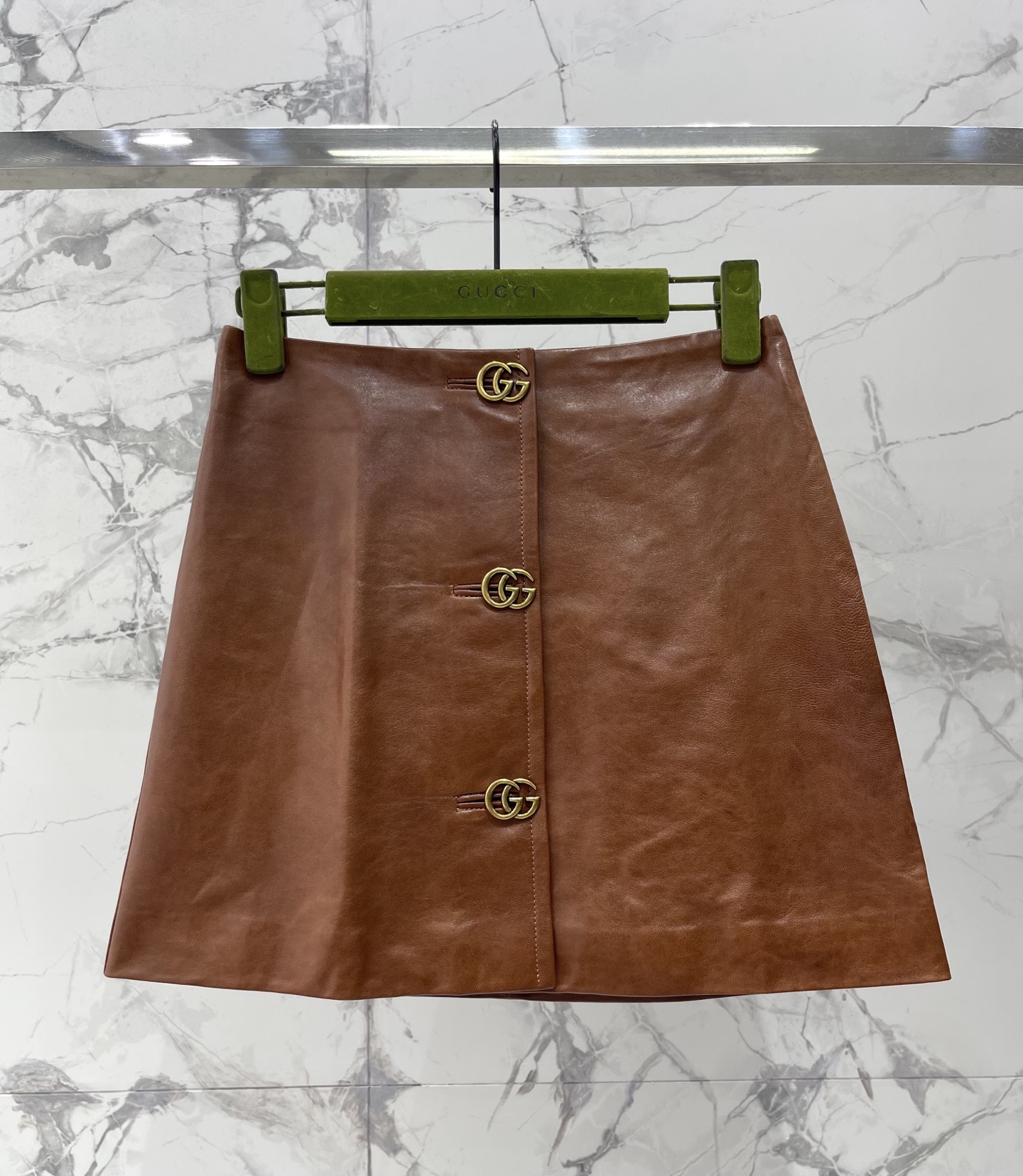 NO:866264,* Gucci’s new logo-embellished textured calfskin mini skirt has a hit of texture - the calfskin is soft and feels very high-end, so it won’t be boring to wear in spring and summer~ The logo and texture details are full, and the mini skirt shape makes the legs long and flexible. The calfskin leather is so high-end that it shines, the logo and texture are exquisite but not exaggerated. Paired with a white T, it is like a 'noble girl going out on the street', and paired with a shirt, she has the feeling of a mature sister~' This sweet and sassy tone is really hard not to love!  Size SML, Gucci-clothing,gucci,skirts,shirts,cowhide,19860909* 古驰新款Logo饰纹理小牛皮迷你裙 质感戳中——小牛皮软乎乎的,摸起来巨有高级感,春夏穿也不会闷～ Logo和纹理细节满满,迷你裙型显腿长又灵动 小牛皮质感高级到发光,Logo和纹理精致又不浮夸,搭件白T就是‘贵气少女出街’,配衬衫又有轻熟姐姐感～” 这种又甜又飒的调调,真的很难不爱！ 码数SML,古驰-服装,gucci,skirts,shirts,cowhide,,Women's clothing