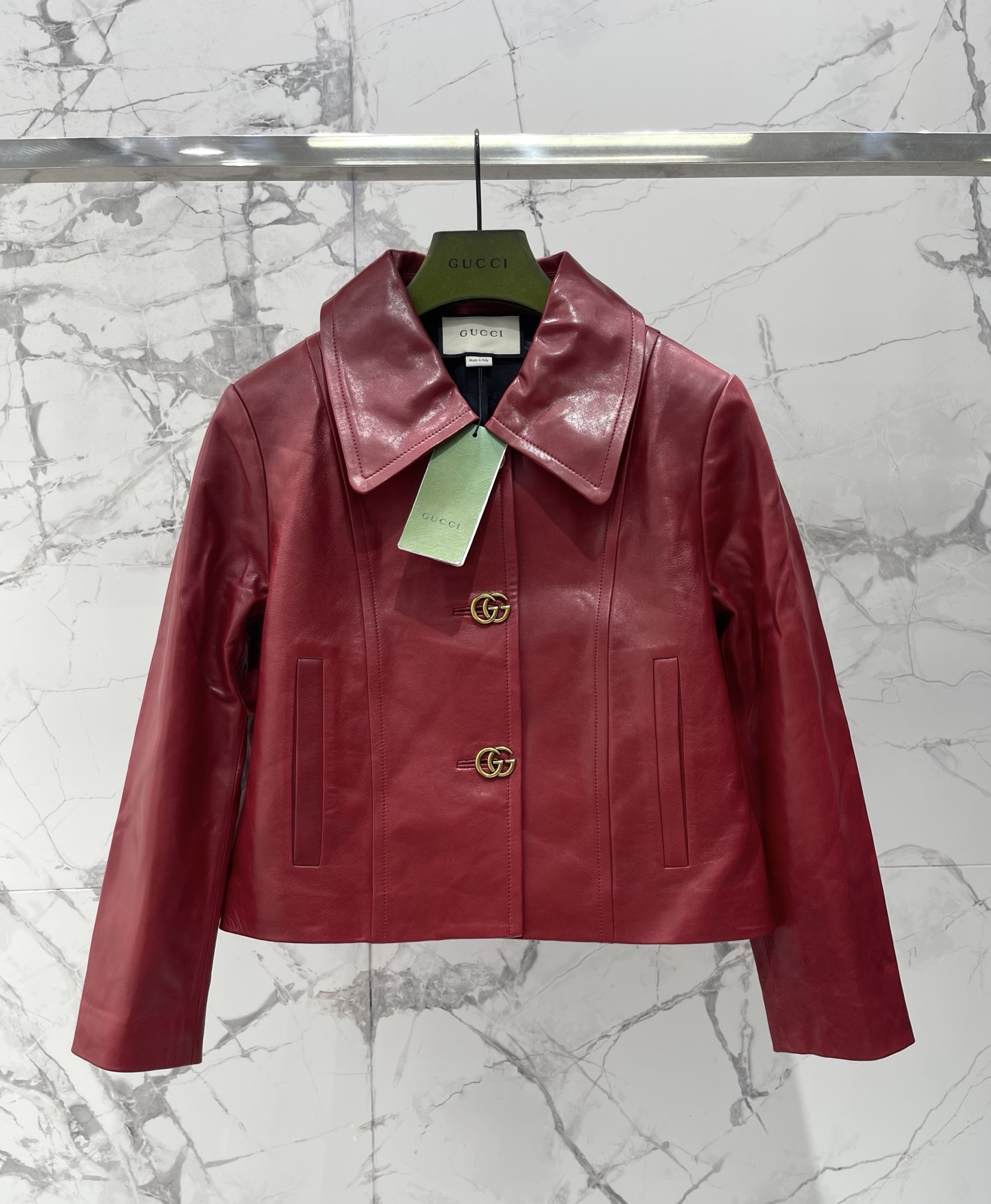 NO:866277,* Gucci's new textured short leather jacket with lapel logo and logo. The leather is soft and smooth to the touch. It won't be boring to wear in spring and summer (it's great when worn with a suspender)~ The lapel + logo texture is full of details, and the short version shows a neat proportion. It can be worn alone or layered. The leather is so high-end that it shines, and the logo texture is exquisite but not exaggerated. When paired with a hot girl's suspender belt, it will look like a 'cool rich girl'. When paired with a dress, it has a sweet-cool contrast and a sophisticated yet expensive tone.  Size SML, Gucci-clothing, gucci, skirts, leather jacket,19860909* 古驰新款翻领Logo饰纹理短款皮衣 皮质软乎乎的,摸起来巨顺滑,春夏穿也不会闷（搭吊带超绝）～ 翻领+Logo纹理细节满满,短款版型显比例又利落,单穿、叠搭都绝 皮质高级到发光,Logo纹理精致又不浮夸,搭辣妹吊带就是‘酷飒富家千金’,配连衣裙又有甜酷反差又A又贵的调调 码数SML,古驰-服装,gucci,skirts,leather jacket,,Women's clothing