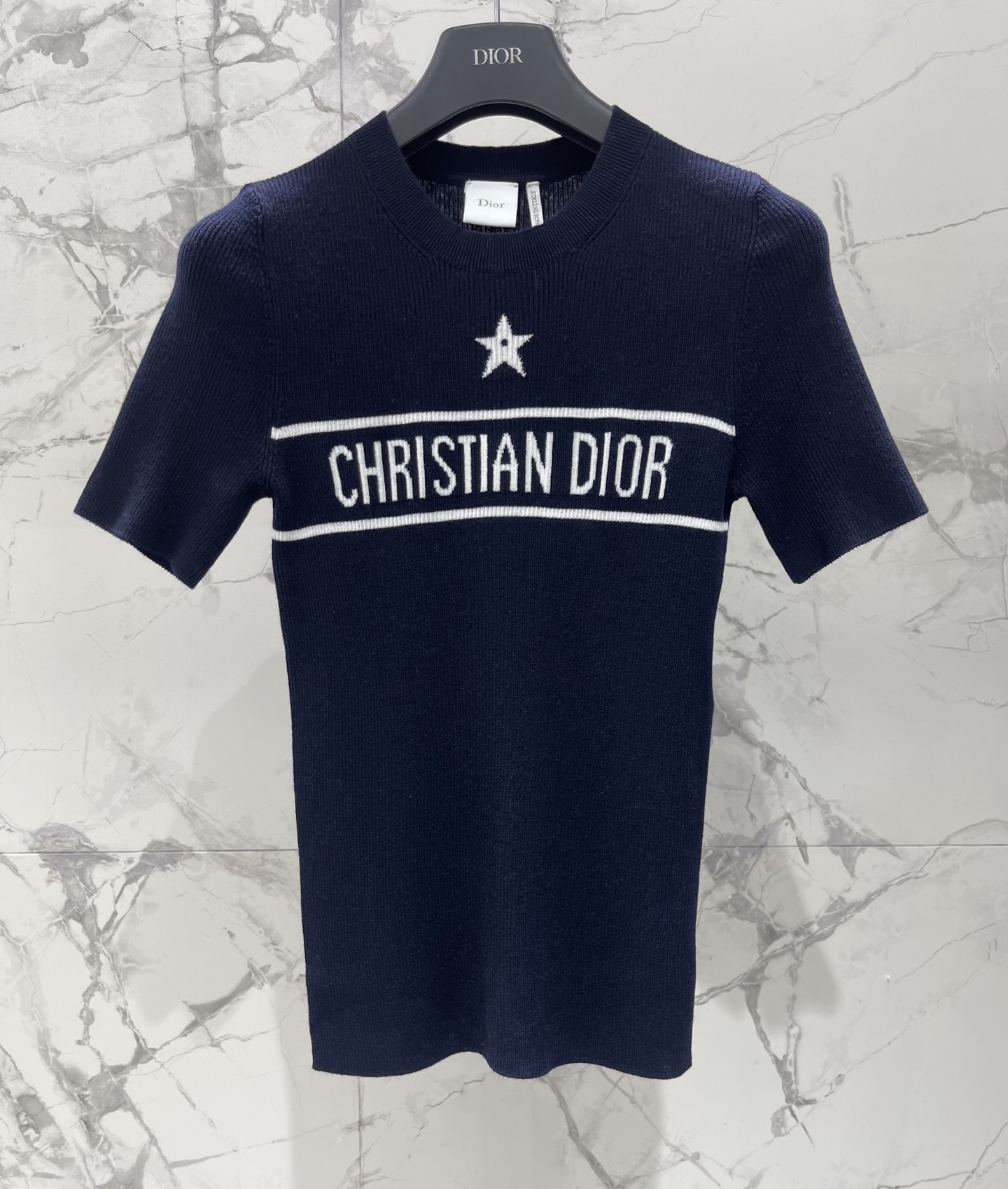 𝗗𝗜𝗢𝗥* 迪奥早春新款撞色字母提花修身针织短袖撞色字母提花针织短袖啊！拿到手直接被质感拿捏——针织面料