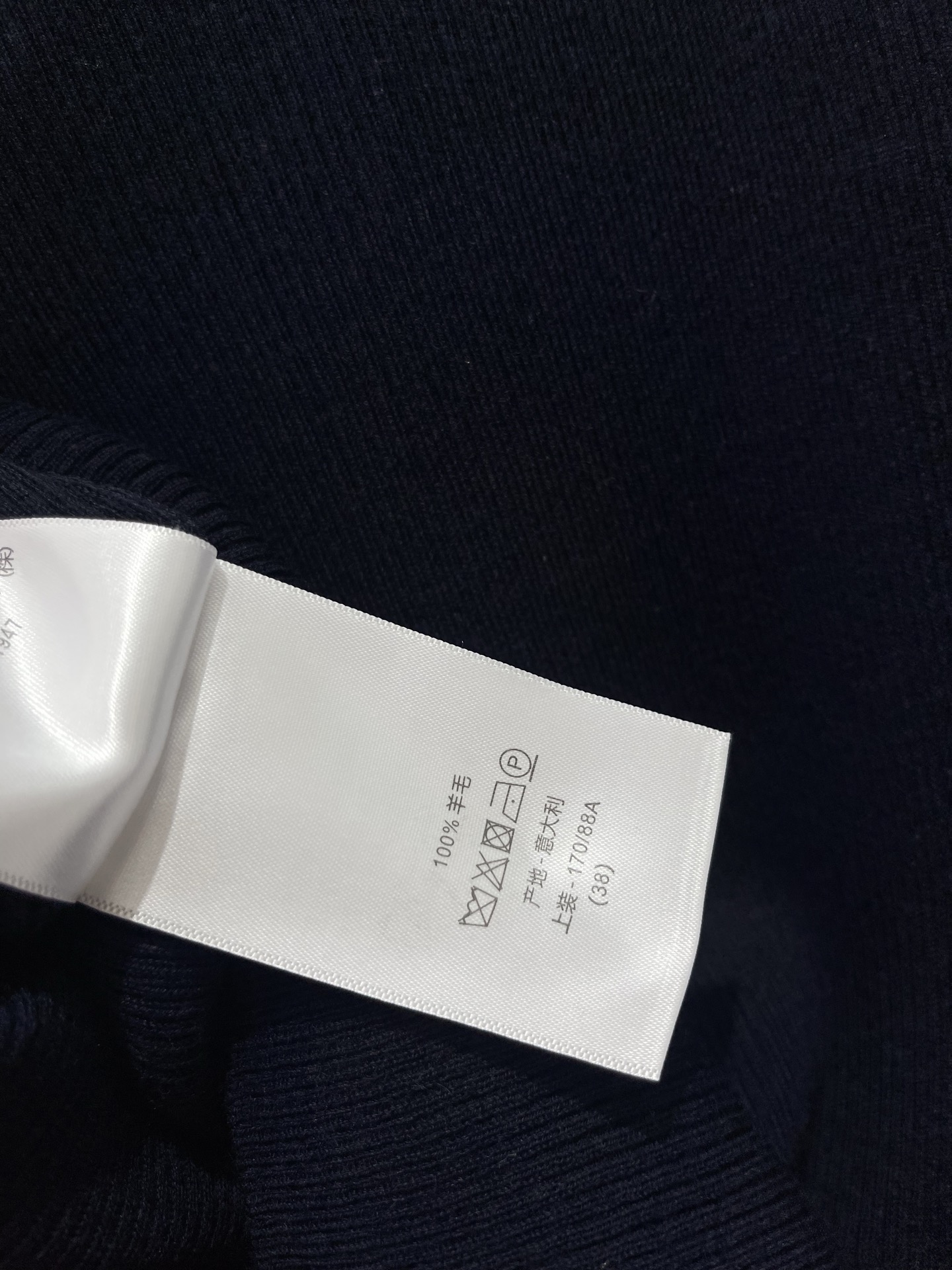 𝗗𝗜𝗢𝗥* 迪奥早春新款撞色字母提花修身针织短袖撞色字母提花针织短袖啊！拿到手直接被质感拿捏——针织面料