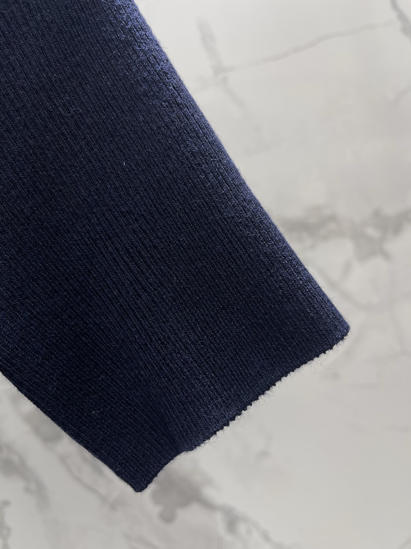 𝗗𝗜𝗢𝗥* 迪奥早春新款撞色字母提花修身针织短袖撞色字母提花针织短袖啊！拿到手直接被质感拿捏——针织面料