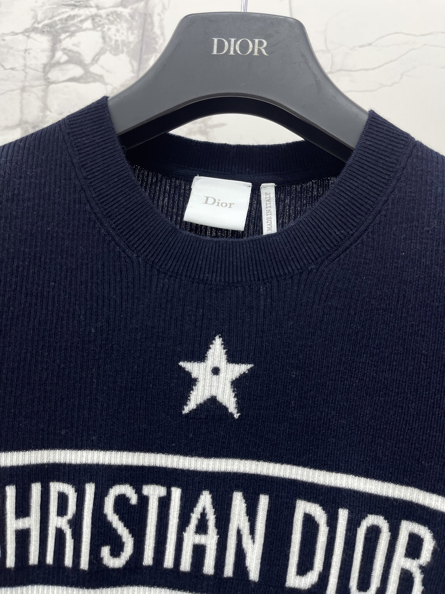 𝗗𝗜𝗢𝗥* 迪奥早春新款撞色字母提花修身针织短袖撞色字母提花针织短袖啊！拿到手直接被质感拿捏——针织面料