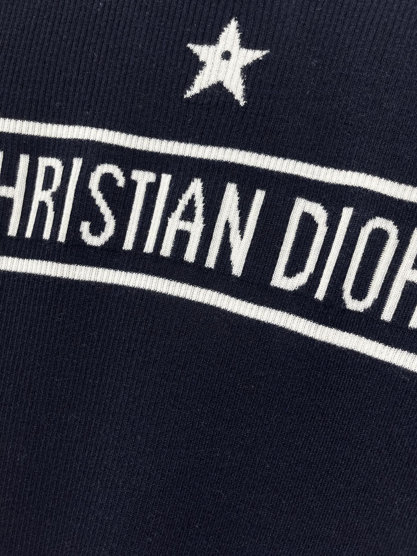 𝗗𝗜𝗢𝗥* 迪奥早春新款撞色字母提花修身针织短袖撞色字母提花针织短袖啊！拿到手直接被质感拿捏——针织面料