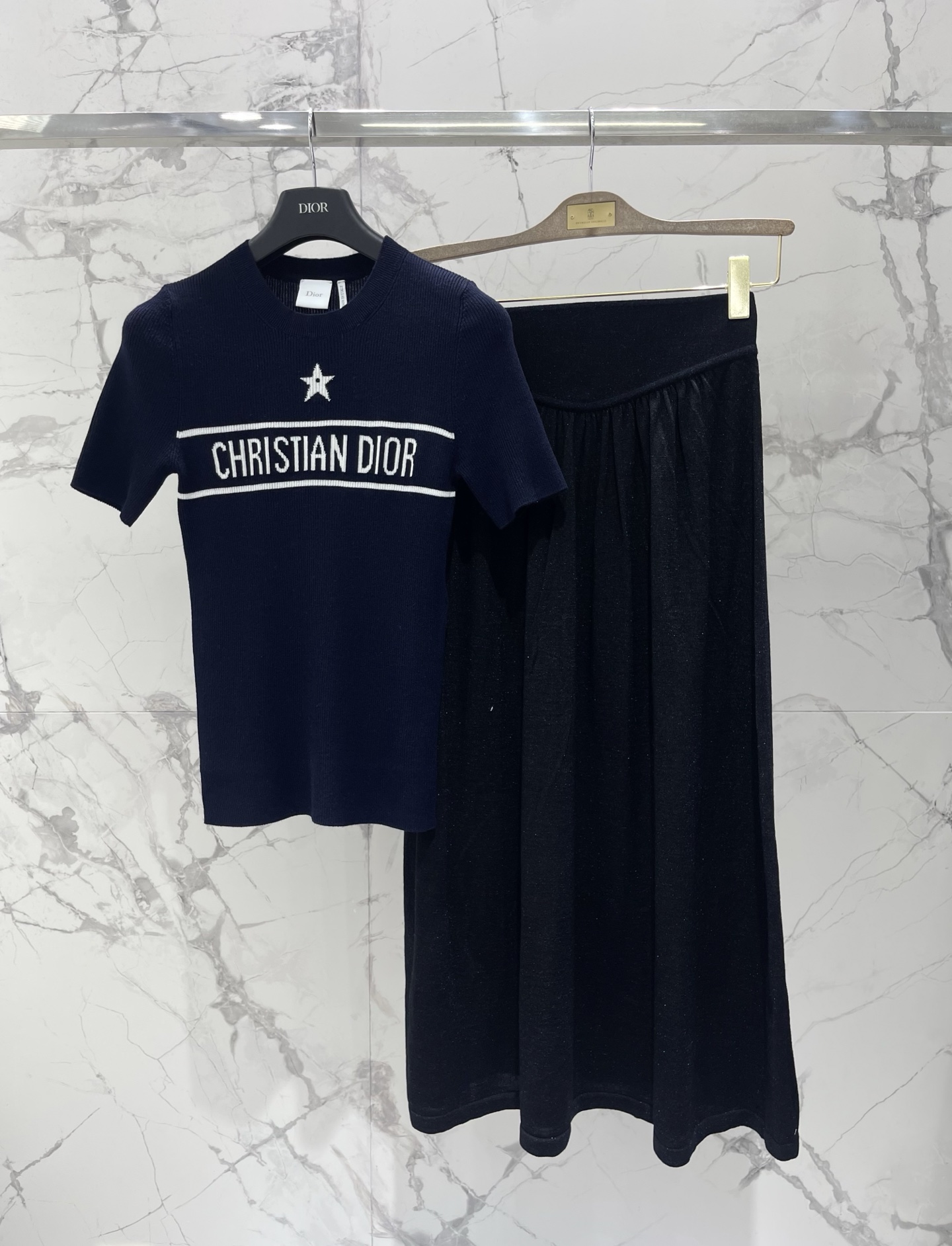 𝗗𝗜𝗢𝗥* 迪奥早春新款撞色字母提花修身针织短袖撞色字母提花针织短袖啊！拿到手直接被质感拿捏——针织面料