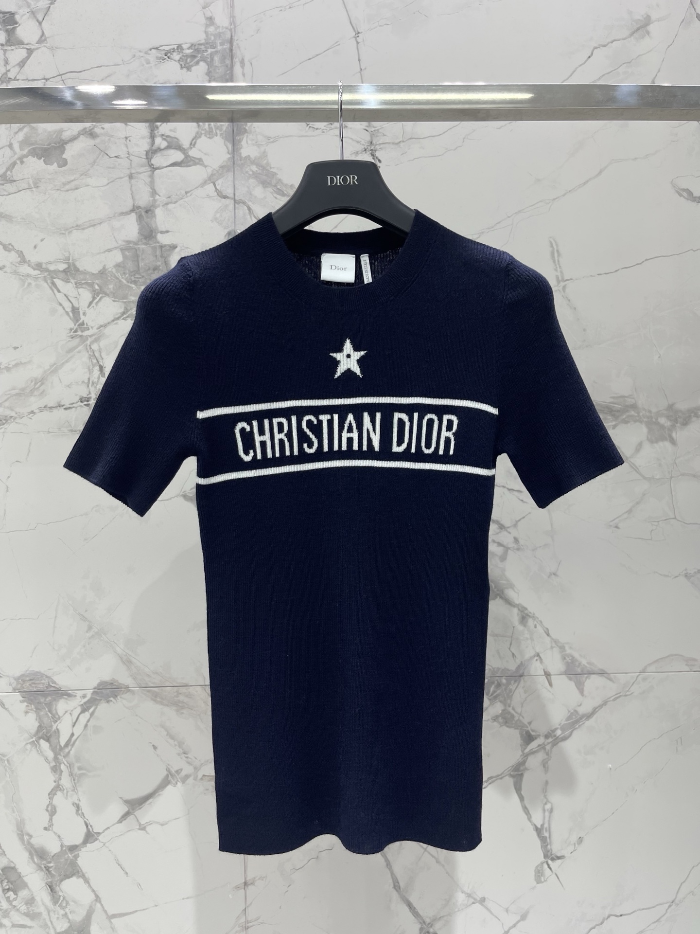 𝗗𝗜𝗢𝗥* 迪奥早春新款撞色字母提花修身针织短袖撞色字母提花针织短袖啊！拿到手直接被质感拿捏——针织面料