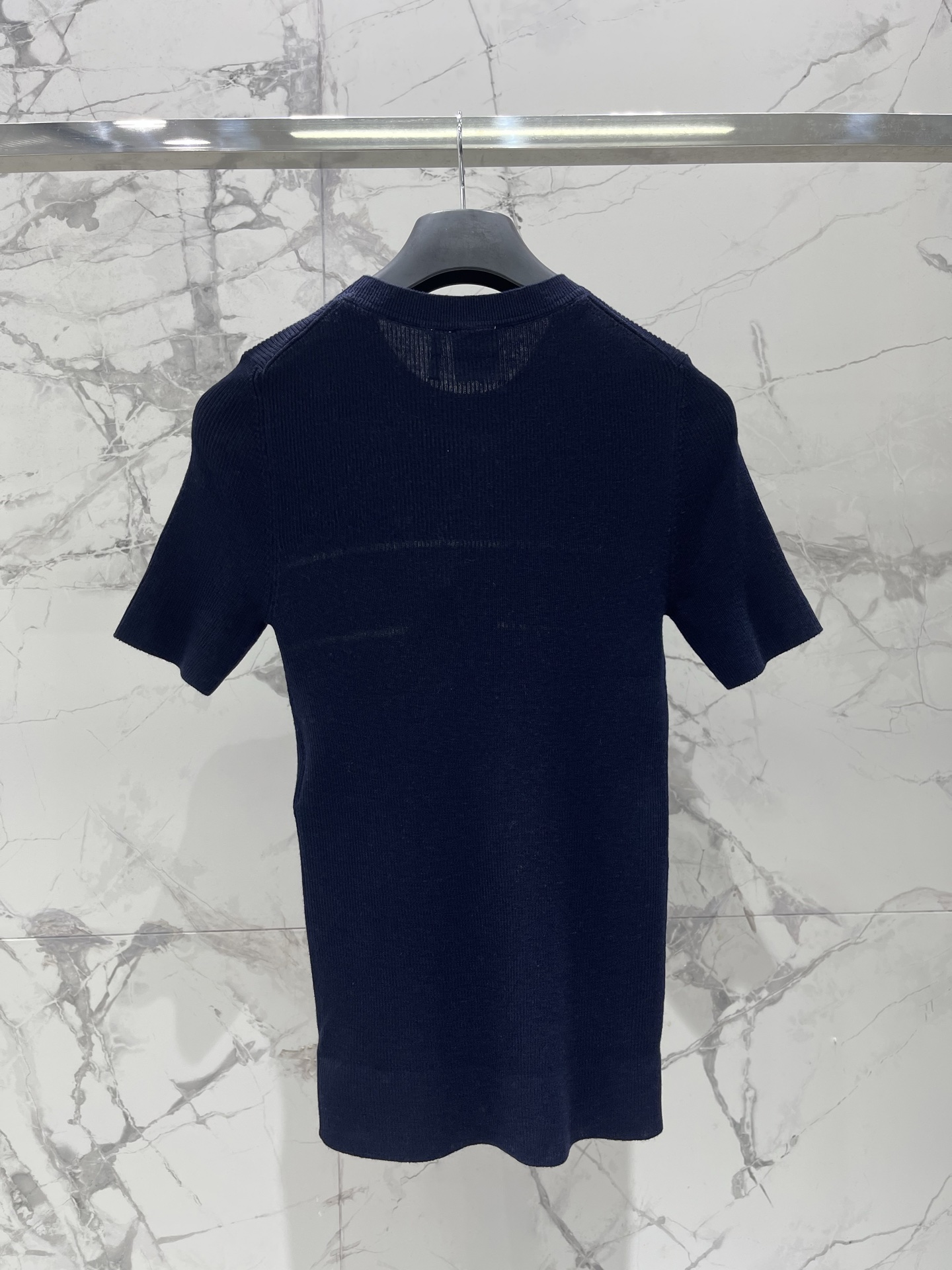 𝗗𝗜𝗢𝗥* 迪奥早春新款撞色字母提花修身针织短袖撞色字母提花针织短袖啊！拿到手直接被质感拿捏——针织面料