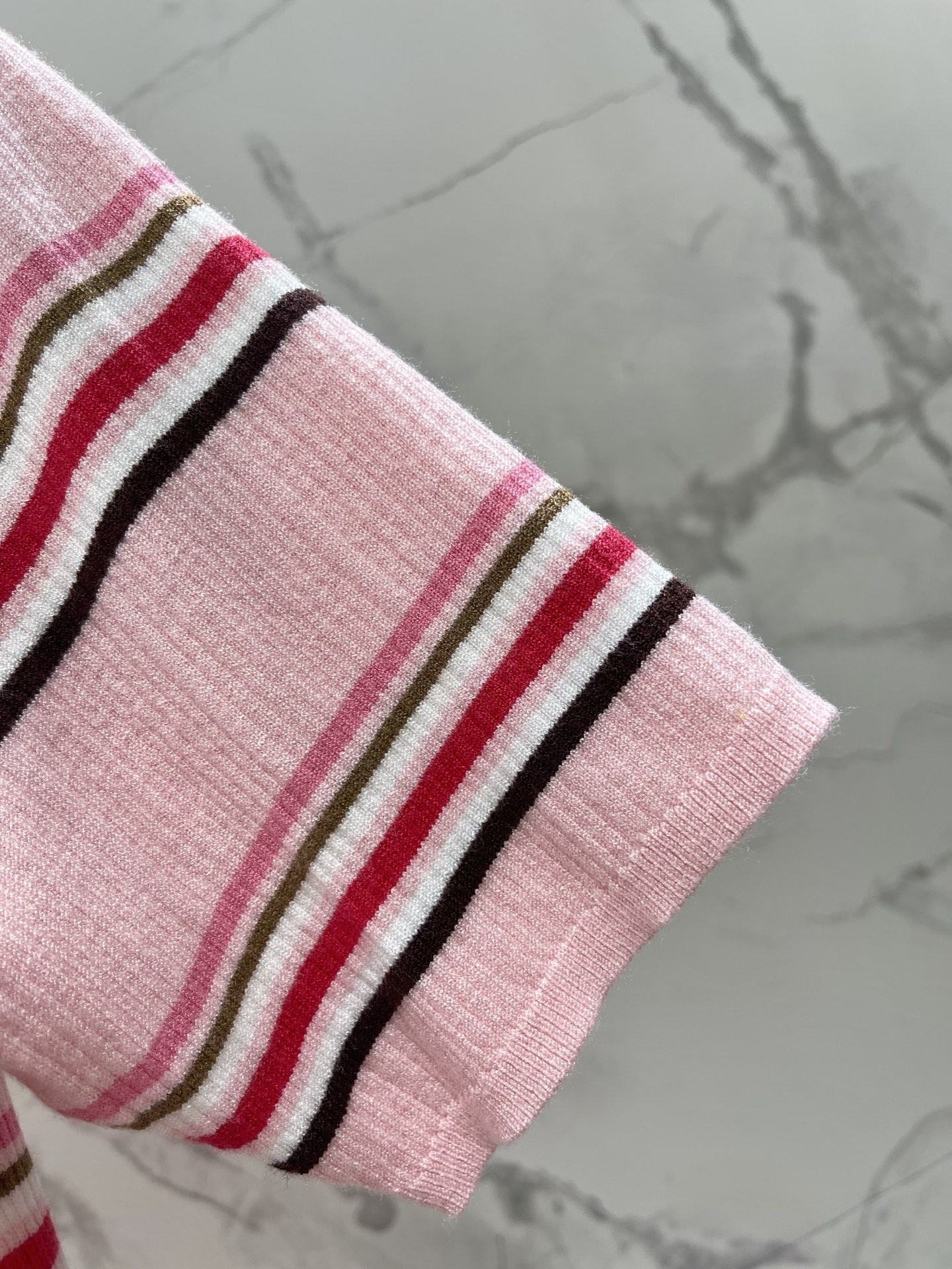 𝐕𝐢𝐯𝐢𝐞𝐧𝐧* 土星西太后刺绣条纹多色针织短袖软乎乎还很有筋骨，条纹撞色复古到尖叫，土星刺绣细节藏满小