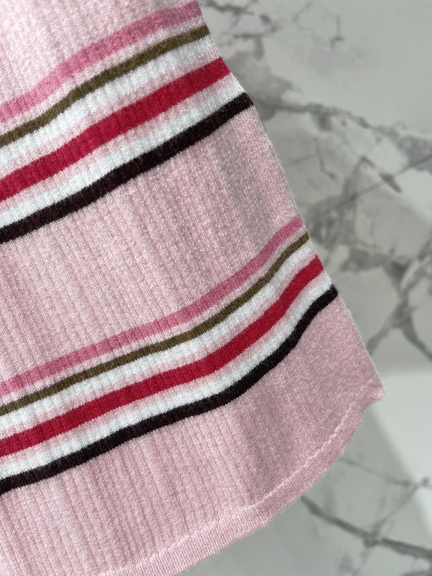 𝐕𝐢𝐯𝐢𝐞𝐧𝐧* 土星西太后刺绣条纹多色针织短袖软乎乎还很有筋骨，条纹撞色复古到尖叫，土星刺绣细节藏满小