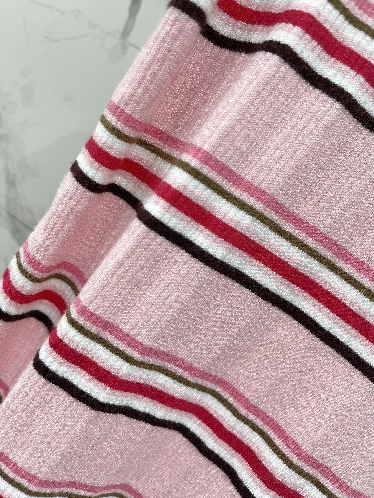 𝐕𝐢𝐯𝐢𝐞𝐧𝐧* 土星西太后刺绣条纹多色针织短袖软乎乎还很有筋骨，条纹撞色复古到尖叫，土星刺绣细节藏满小