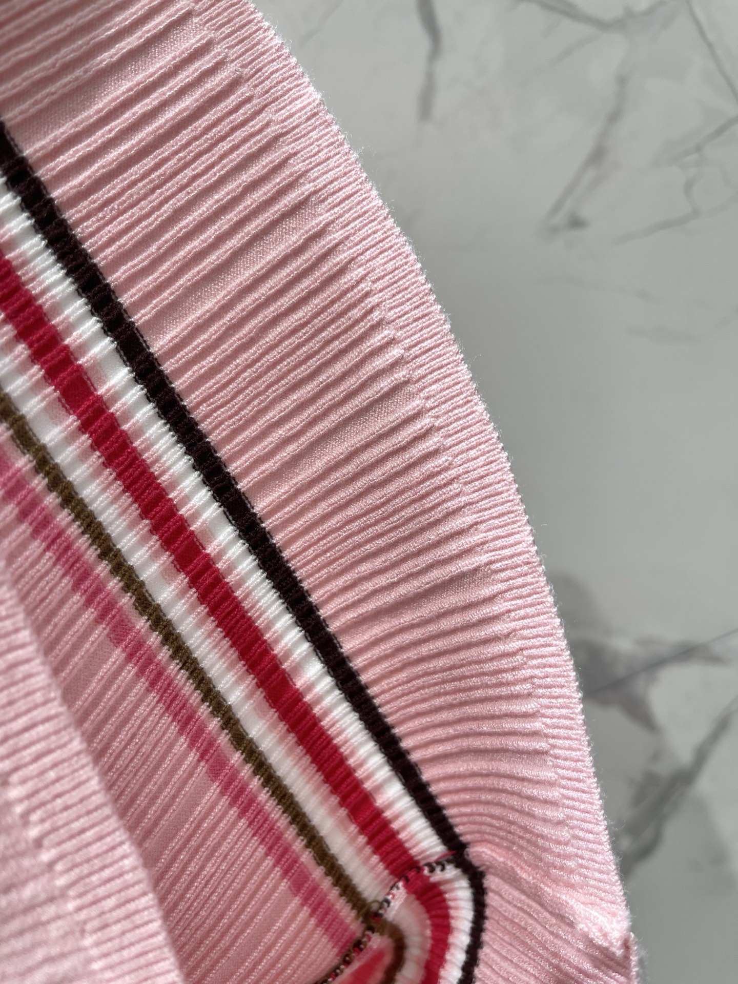 𝐕𝐢𝐯𝐢𝐞𝐧𝐧* 土星西太后刺绣条纹多色针织短袖软乎乎还很有筋骨，条纹撞色复古到尖叫，土星刺绣细节藏满小