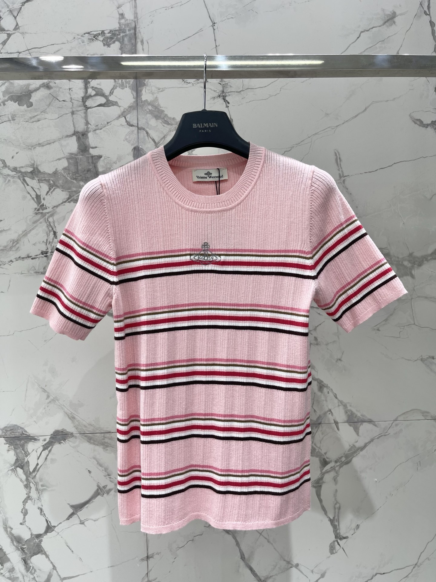 𝐕𝐢𝐯𝐢𝐞𝐧𝐧* 土星西太后刺绣条纹多色针织短袖软乎乎还很有筋骨，条纹撞色复古到尖叫，土星刺绣细节藏满小