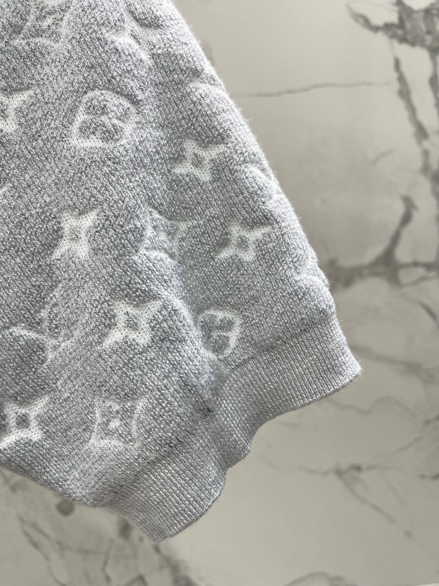 𝗟𝗢𝗨𝗜𝗦 𝗩𝗨𝗜𝗧𝗧𝗢* 驴家早春新款字母提花针织短袖——针织面料软乎乎还很有弹性，贴身穿亲肤又显身材