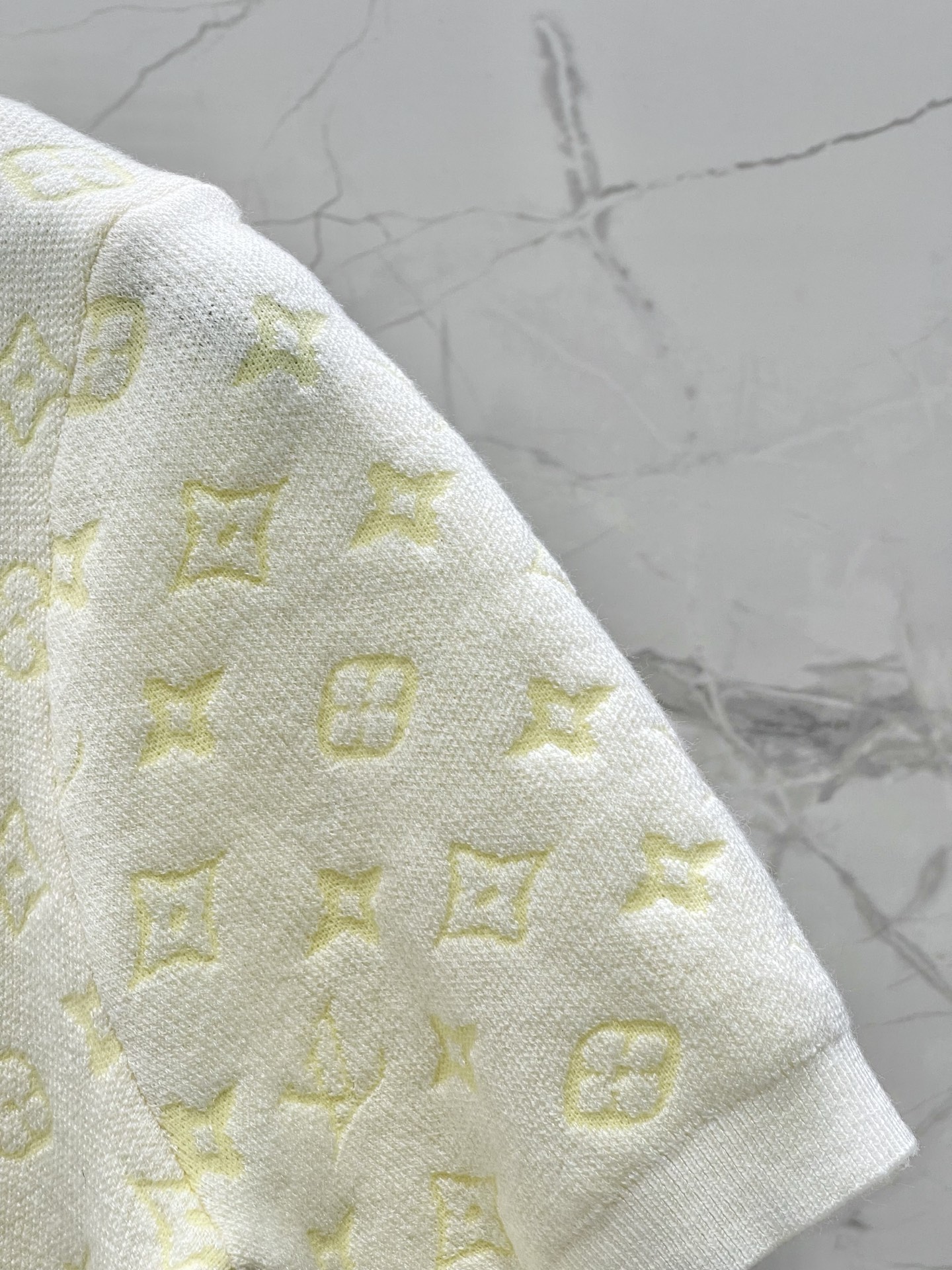 𝗟𝗢𝗨𝗜𝗦 𝗩𝗨𝗜𝗧𝗧𝗢* 驴家早春新款字母提花针织短袖——针织面料软乎乎还很有弹性，贴身穿亲肤又显身材