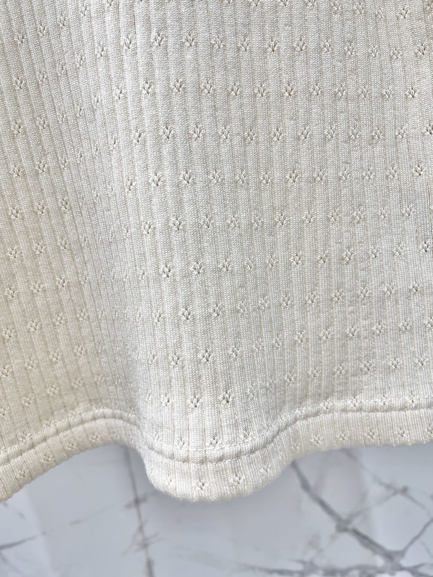 𝗠𝗜𝗨𝗠𝗜𝗨* 缪家蕾丝花边针织圆领背心吊带针织面料软乎乎像云朵，蕾丝花边精致到尖叫，圆领设计把锁骨线条