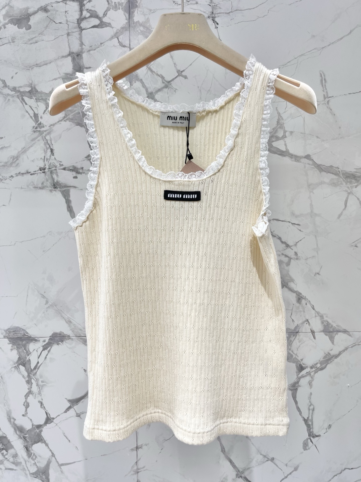 𝗠𝗜𝗨𝗠𝗜𝗨* 缪家蕾丝花边针织圆领背心吊带针织面料软乎乎像云朵，蕾丝花边精致到尖叫，圆领设计把锁骨线条