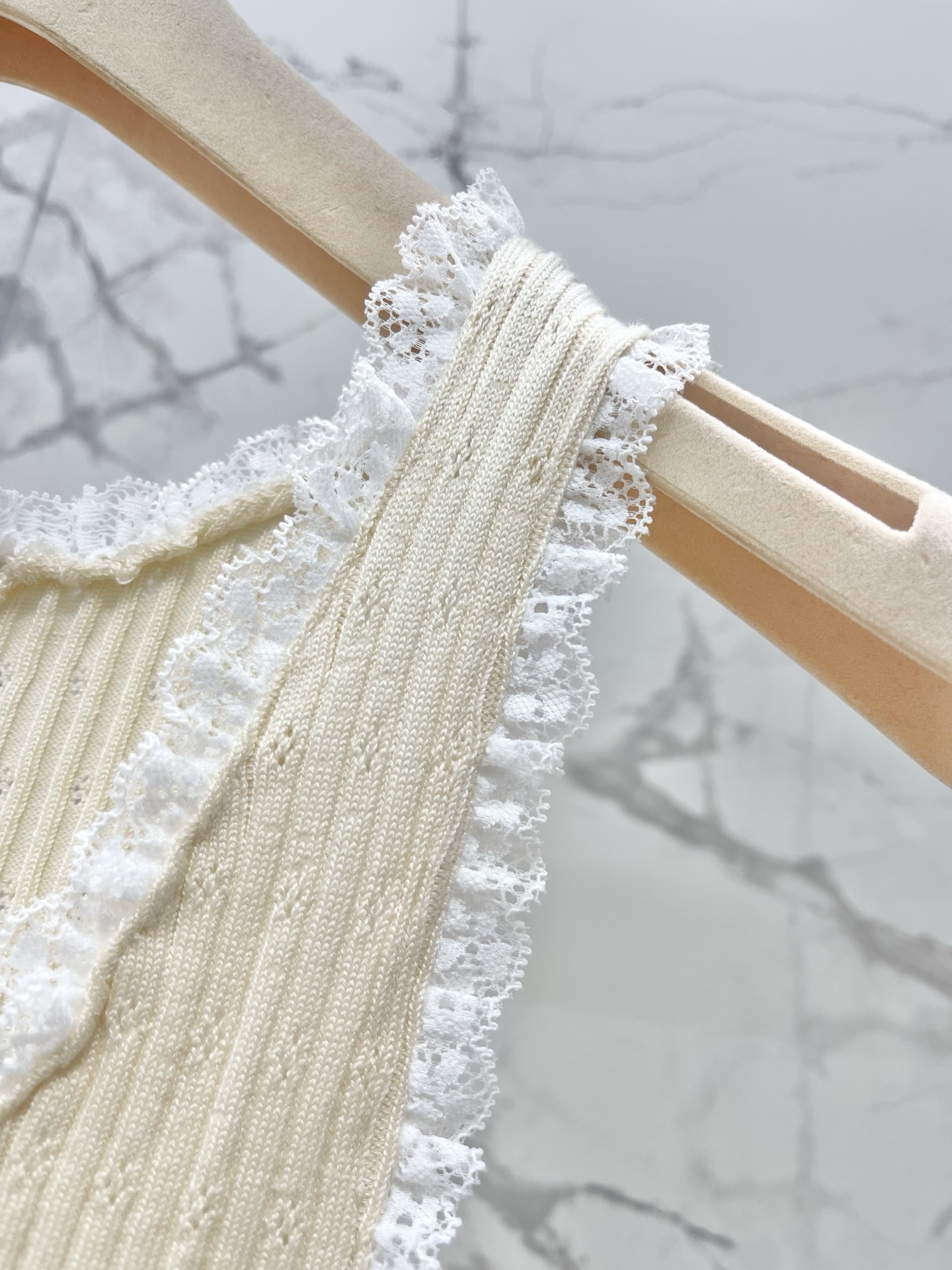 𝗠𝗜𝗨𝗠𝗜𝗨* 缪家蕾丝花边针织圆领背心吊带针织面料软乎乎像云朵，蕾丝花边精致到尖叫，圆领设计把锁骨线条