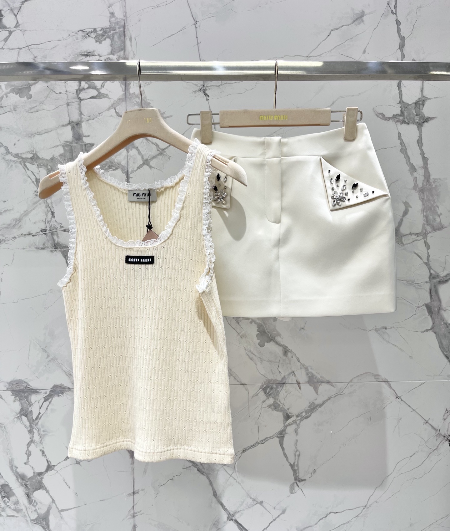 𝗠𝗜𝗨𝗠𝗜𝗨* 缪家蕾丝花边针织圆领背心吊带针织面料软乎乎像云朵，蕾丝花边精致到尖叫，圆领设计把锁骨线条