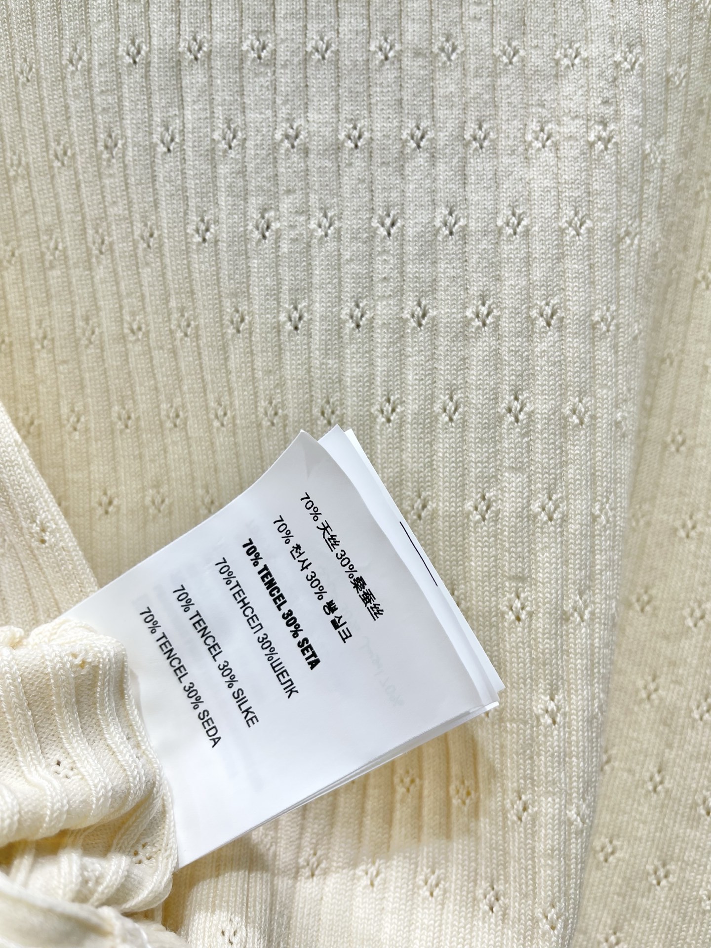 𝗠𝗜𝗨𝗠𝗜𝗨* 缪家蕾丝花边针织圆领背心吊带针织面料软乎乎像云朵，蕾丝花边精致到尖叫，圆领设计把锁骨线条