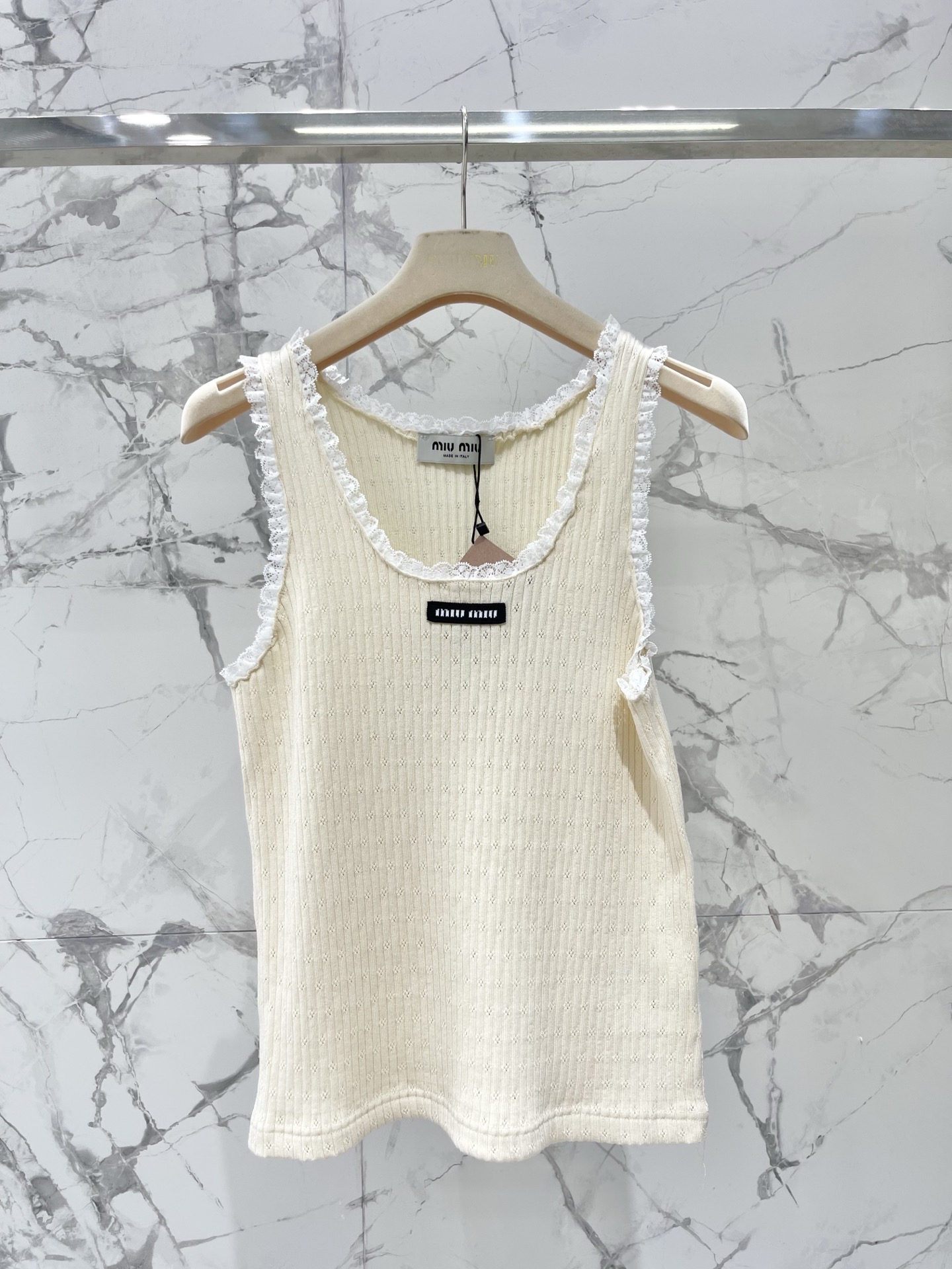 𝗠𝗜𝗨𝗠𝗜𝗨* 缪家蕾丝花边针织圆领背心吊带针织面料软乎乎像云朵，蕾丝花边精致到尖叫，圆领设计把锁骨线条