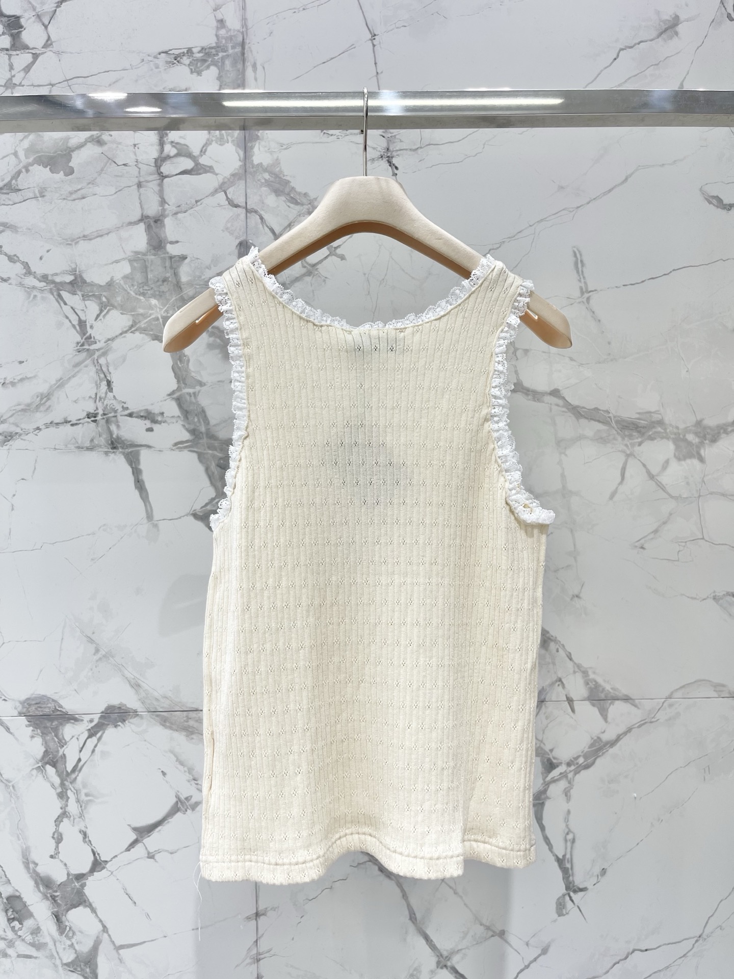 𝗠𝗜𝗨𝗠𝗜𝗨* 缪家蕾丝花边针织圆领背心吊带针织面料软乎乎像云朵，蕾丝花边精致到尖叫，圆领设计把锁骨线条