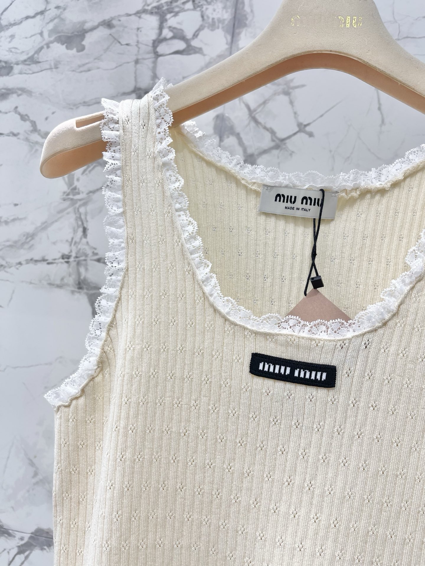 𝗠𝗜𝗨𝗠𝗜𝗨* 缪家蕾丝花边针织圆领背心吊带针织面料软乎乎像云朵，蕾丝花边精致到尖叫，圆领设计把锁骨线条