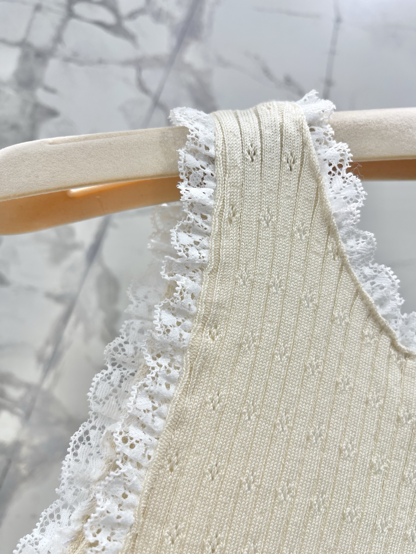 𝗠𝗜𝗨𝗠𝗜𝗨* 缪家蕾丝花边针织圆领背心吊带针织面料软乎乎像云朵，蕾丝花边精致到尖叫，圆领设计把锁骨线条