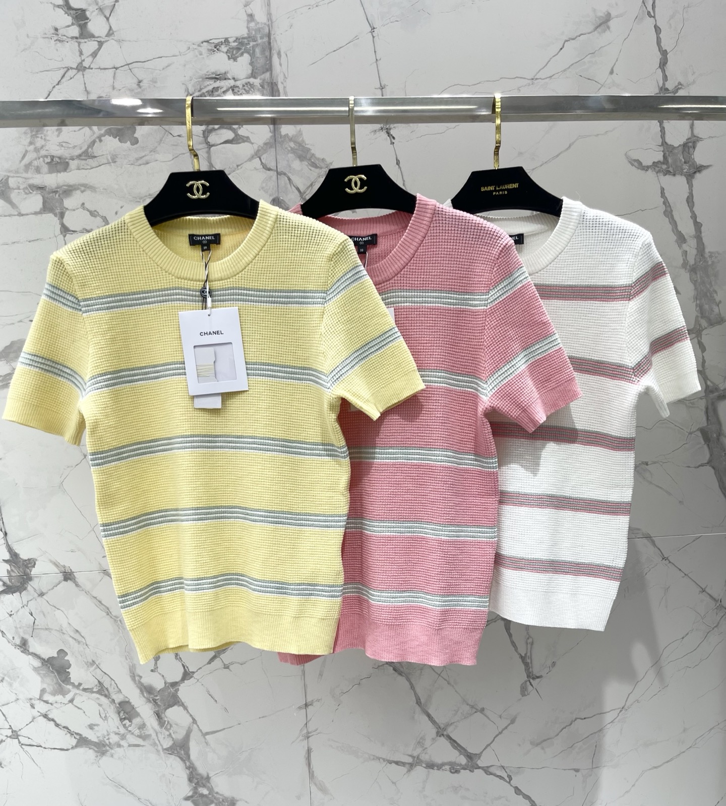 𝗖𝗛𝗔𝗡𝗘* 小香新款撞色条纹胸前标志针织短袖面料软乎乎还很有筋骨，撞色条纹经典又吸睛，胸前标志精致到戳