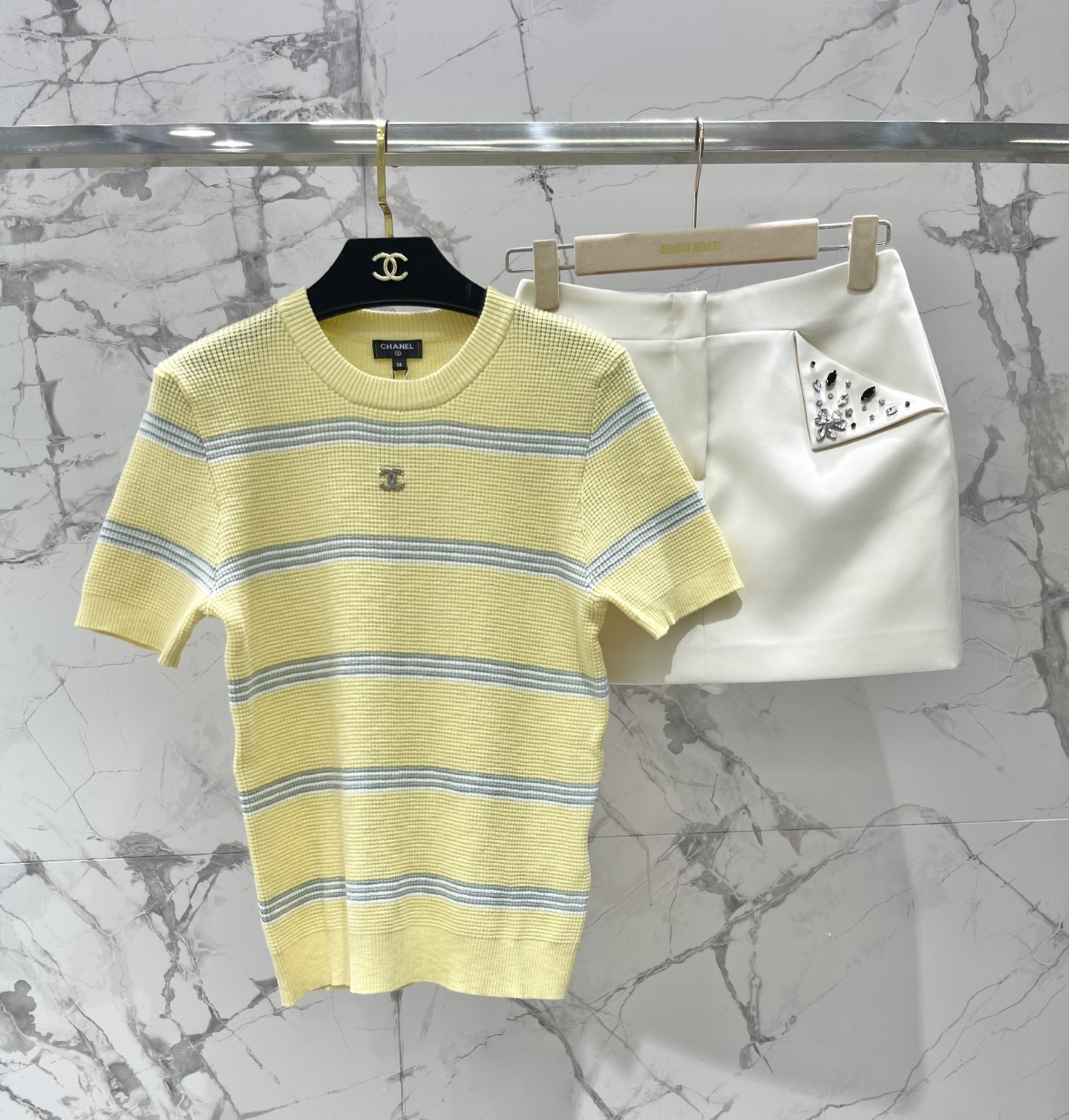 𝗖𝗛𝗔𝗡𝗘* 小香新款撞色条纹胸前标志针织短袖面料软乎乎还很有筋骨，撞色条纹经典又吸睛，胸前标志精致到戳