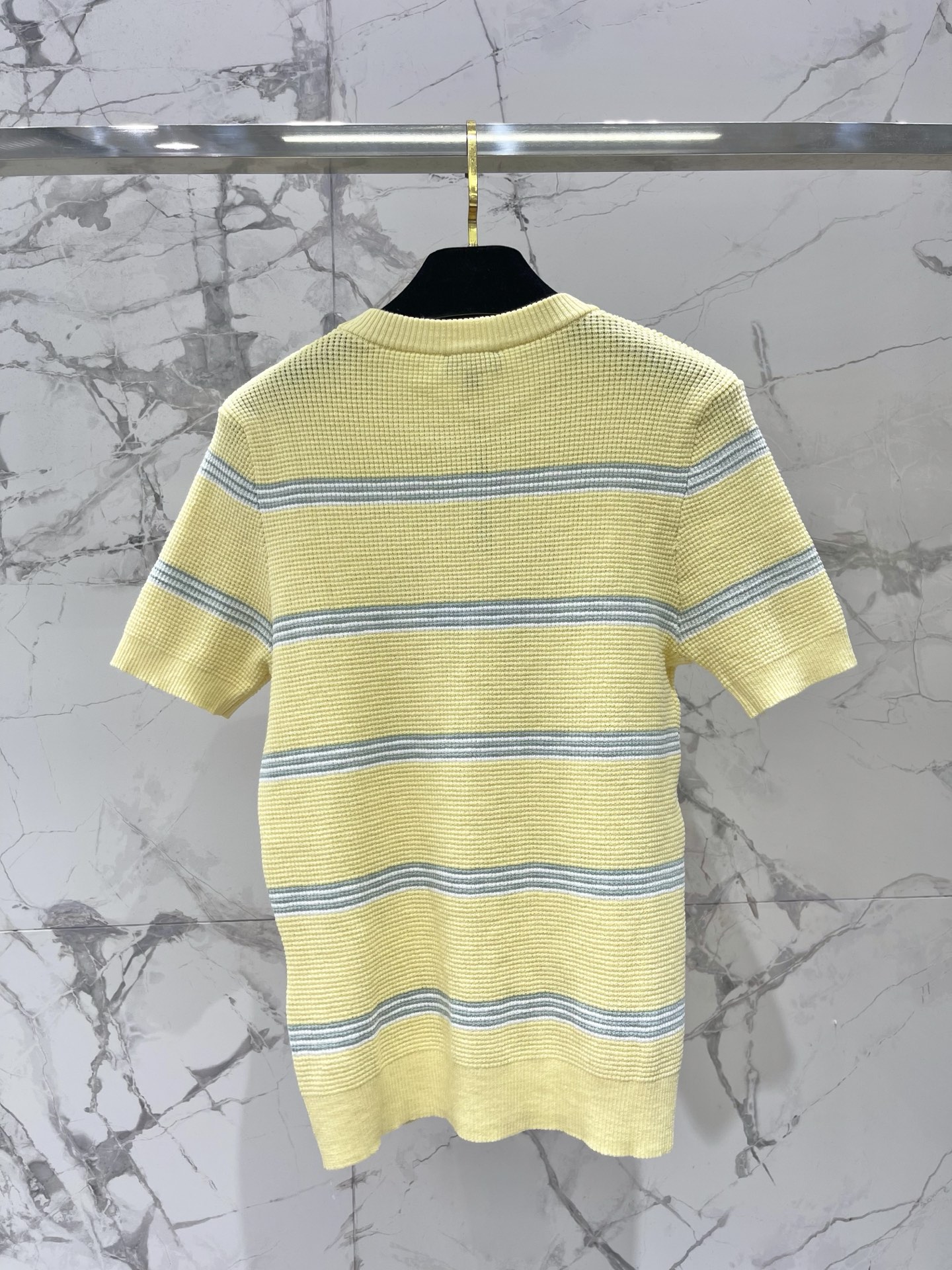 𝗖𝗛𝗔𝗡𝗘* 小香新款撞色条纹胸前标志针织短袖面料软乎乎还很有筋骨，撞色条纹经典又吸睛，胸前标志精致到戳