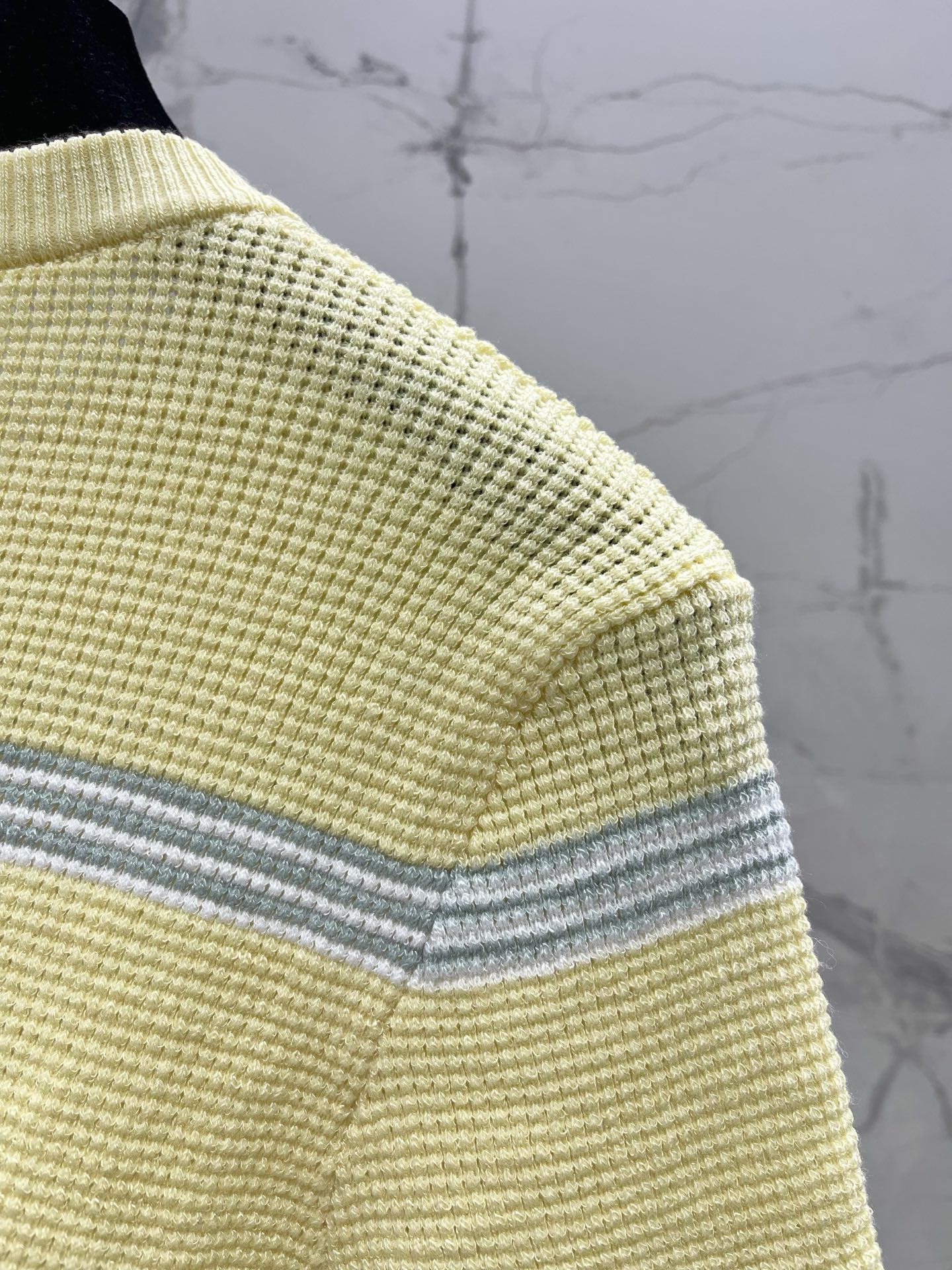 𝗖𝗛𝗔𝗡𝗘* 小香新款撞色条纹胸前标志针织短袖面料软乎乎还很有筋骨，撞色条纹经典又吸睛，胸前标志精致到戳