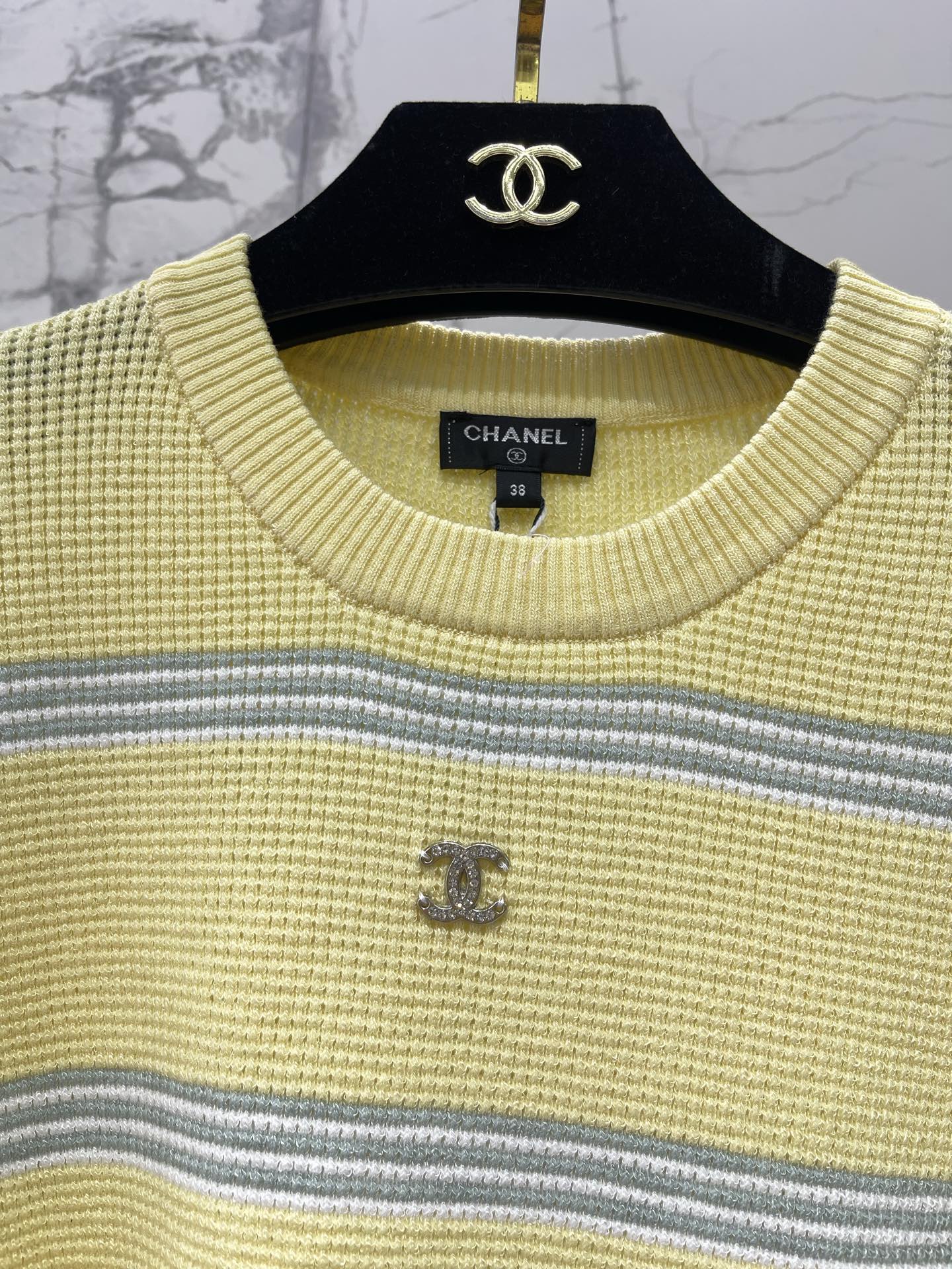 𝗖𝗛𝗔𝗡𝗘* 小香新款撞色条纹胸前标志针织短袖面料软乎乎还很有筋骨，撞色条纹经典又吸睛，胸前标志精致到戳