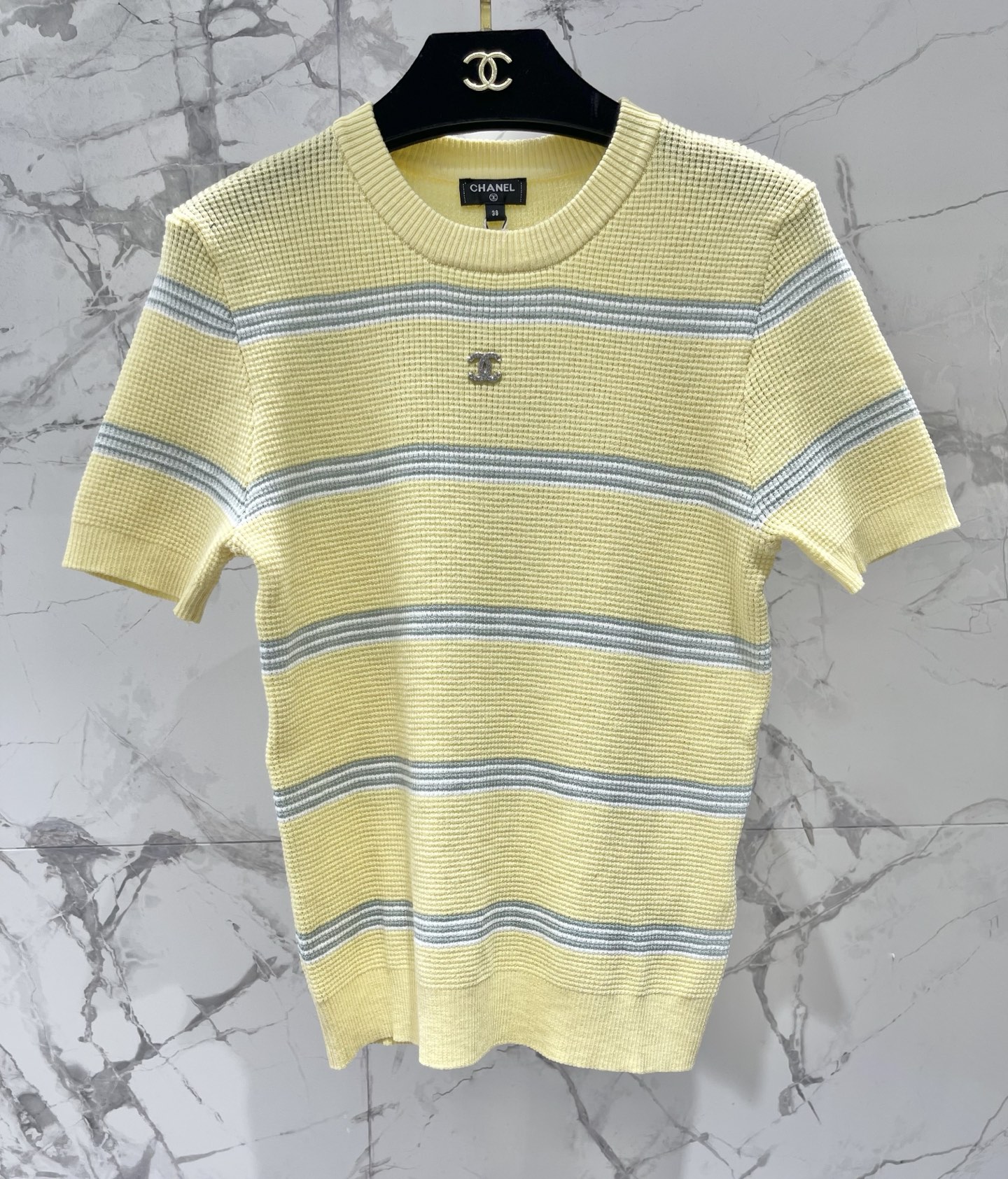 𝗖𝗛𝗔𝗡𝗘* 小香新款撞色条纹胸前标志针织短袖面料软乎乎还很有筋骨，撞色条纹经典又吸睛，胸前标志精致到戳