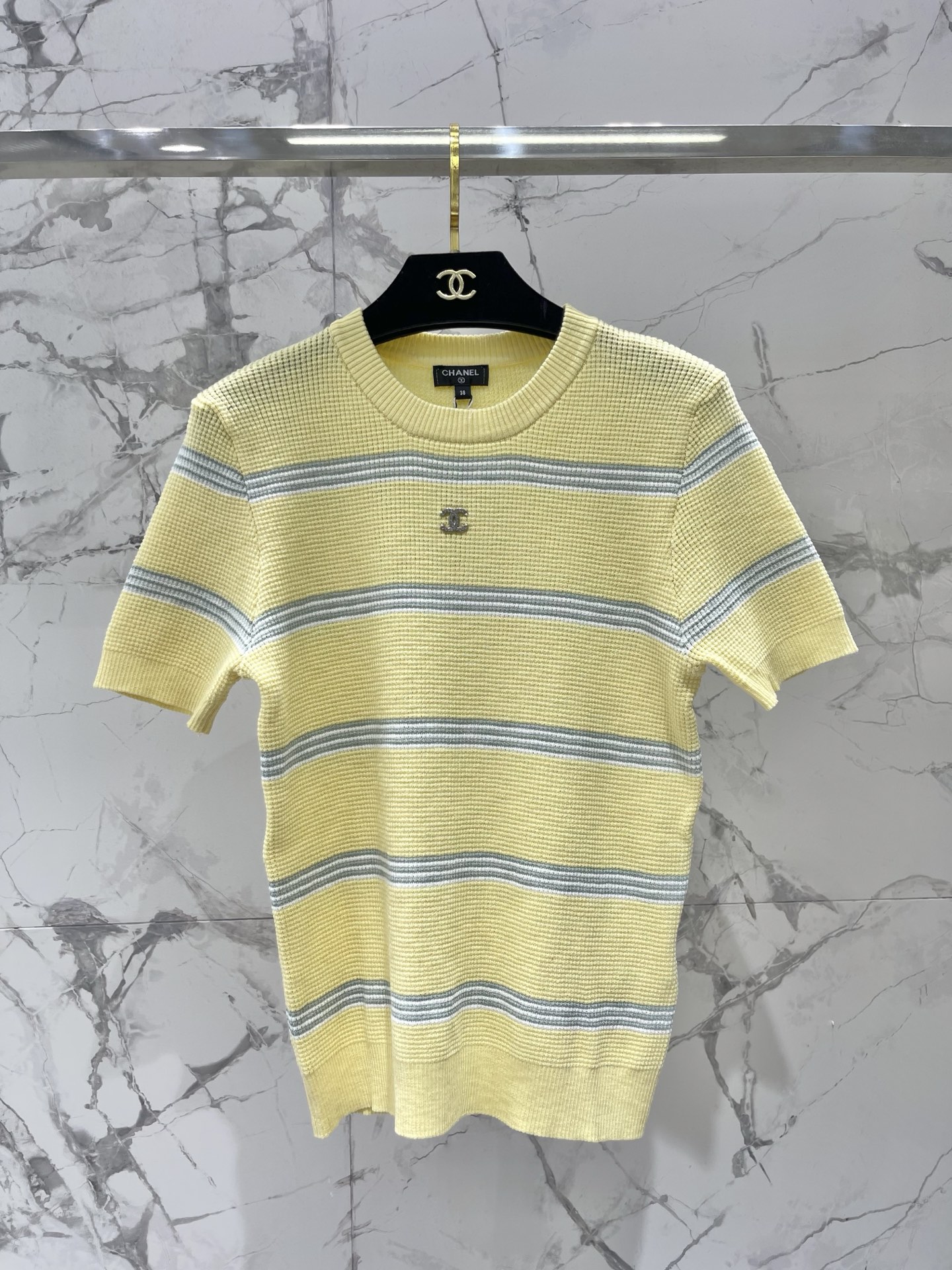 𝗖𝗛𝗔𝗡𝗘* 小香新款撞色条纹胸前标志针织短袖面料软乎乎还很有筋骨，撞色条纹经典又吸睛，胸前标志精致到戳