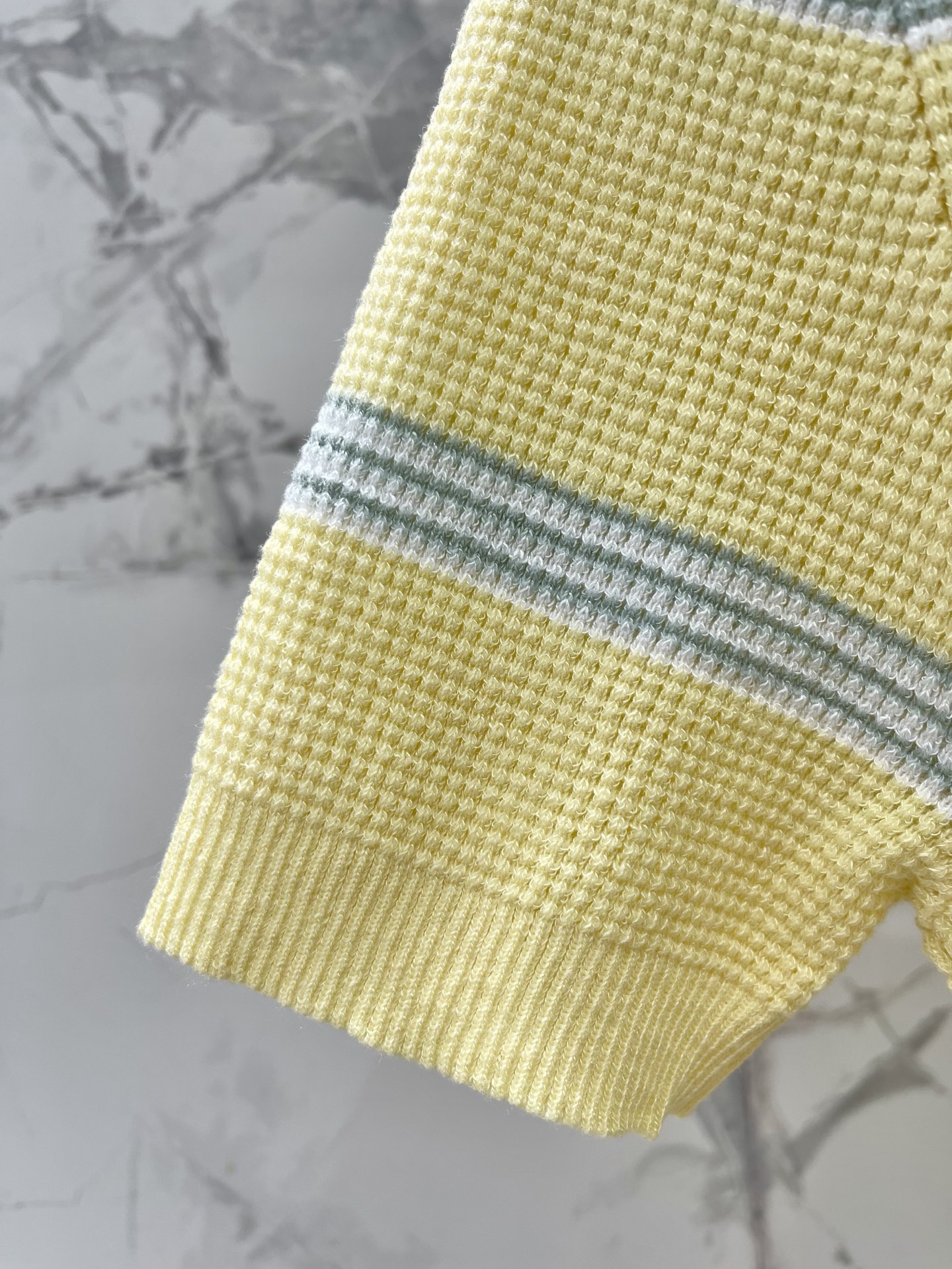 𝗖𝗛𝗔𝗡𝗘* 小香新款撞色条纹胸前标志针织短袖面料软乎乎还很有筋骨，撞色条纹经典又吸睛，胸前标志精致到戳