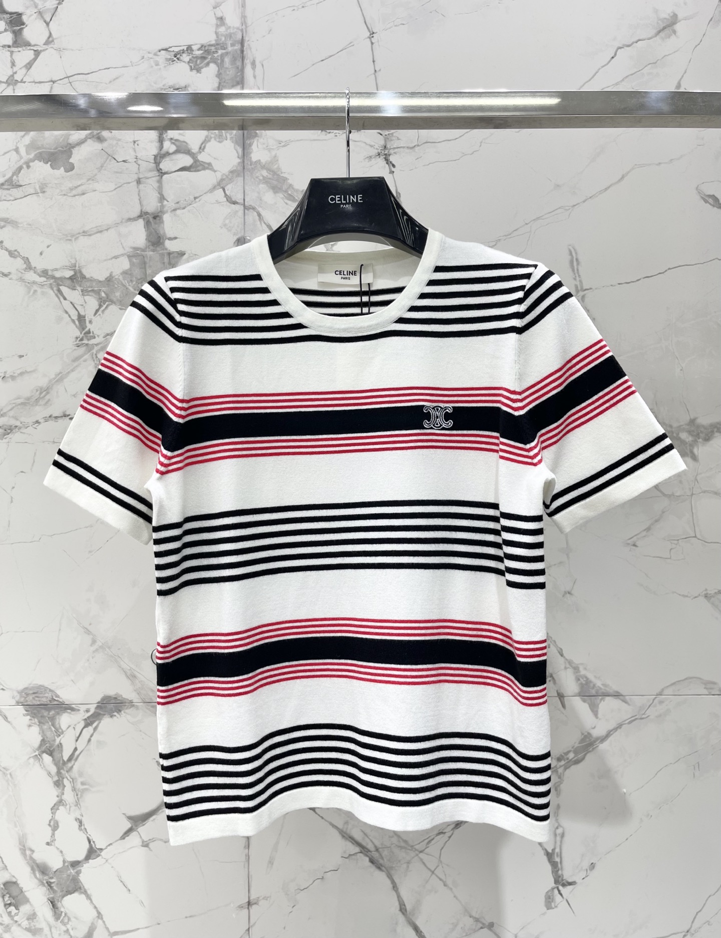 𝗖𝗘𝗟𝗜𝗡𝗘*赛琳早春新款刺绣细条纹针织短袖细条纹精致到像艺术品，刺绣细节低调又显贵，修身版型衬得肩颈线