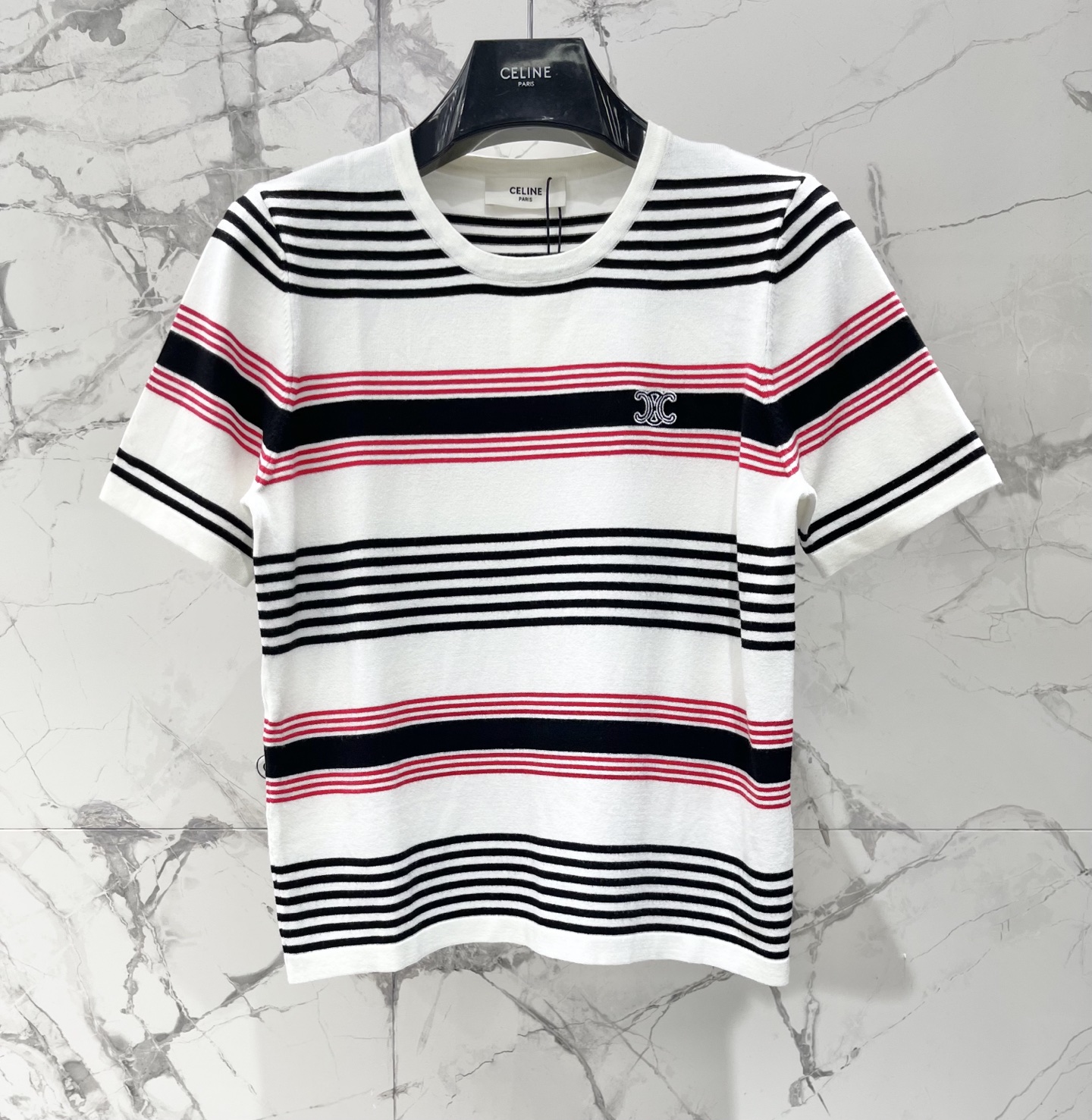 𝗖𝗘𝗟𝗜𝗡𝗘*赛琳早春新款刺绣细条纹针织短袖细条纹精致到像艺术品，刺绣细节低调又显贵，修身版型衬得肩颈线