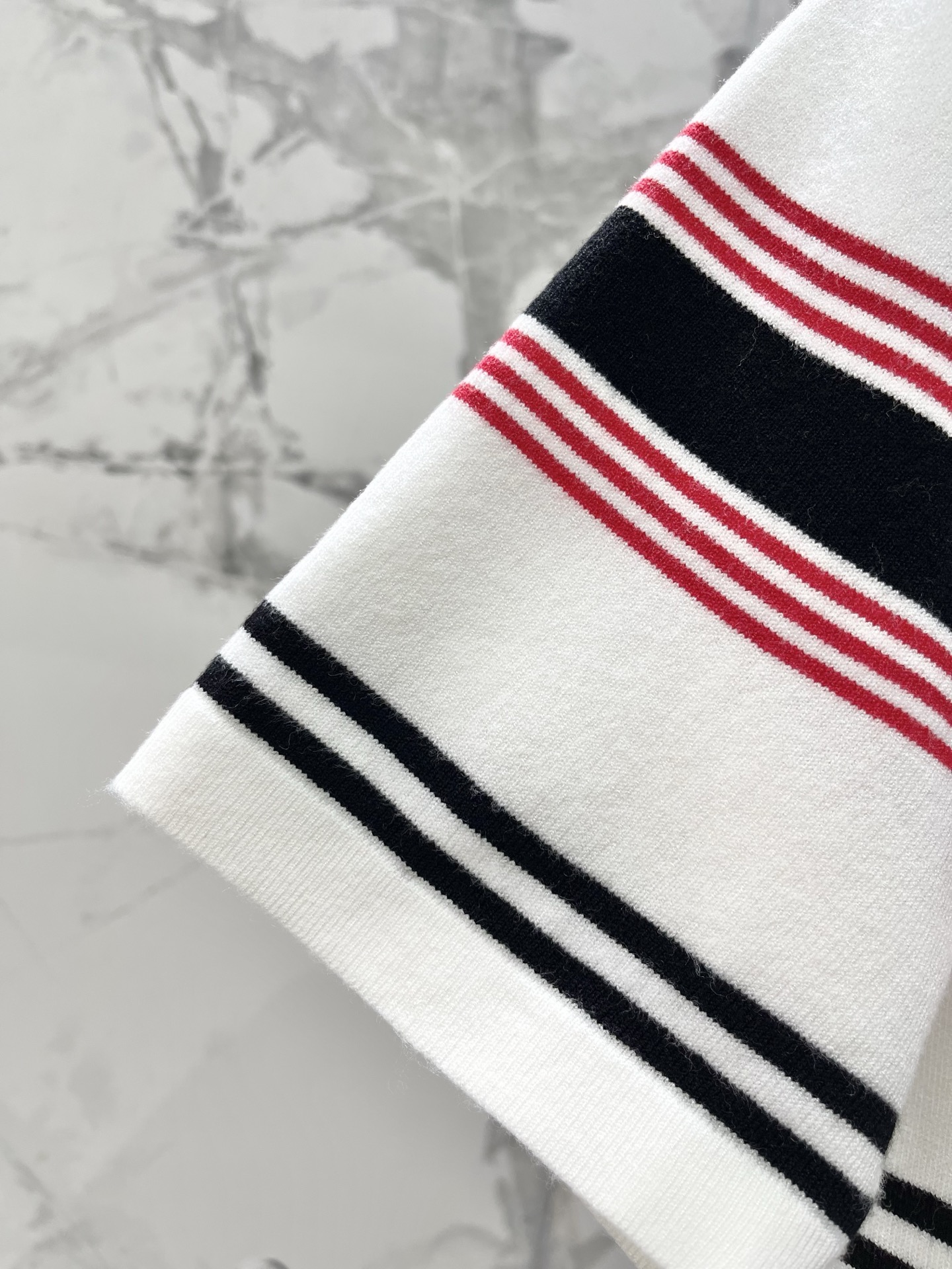 𝗖𝗘𝗟𝗜𝗡𝗘*赛琳早春新款刺绣细条纹针织短袖细条纹精致到像艺术品，刺绣细节低调又显贵，修身版型衬得肩颈线