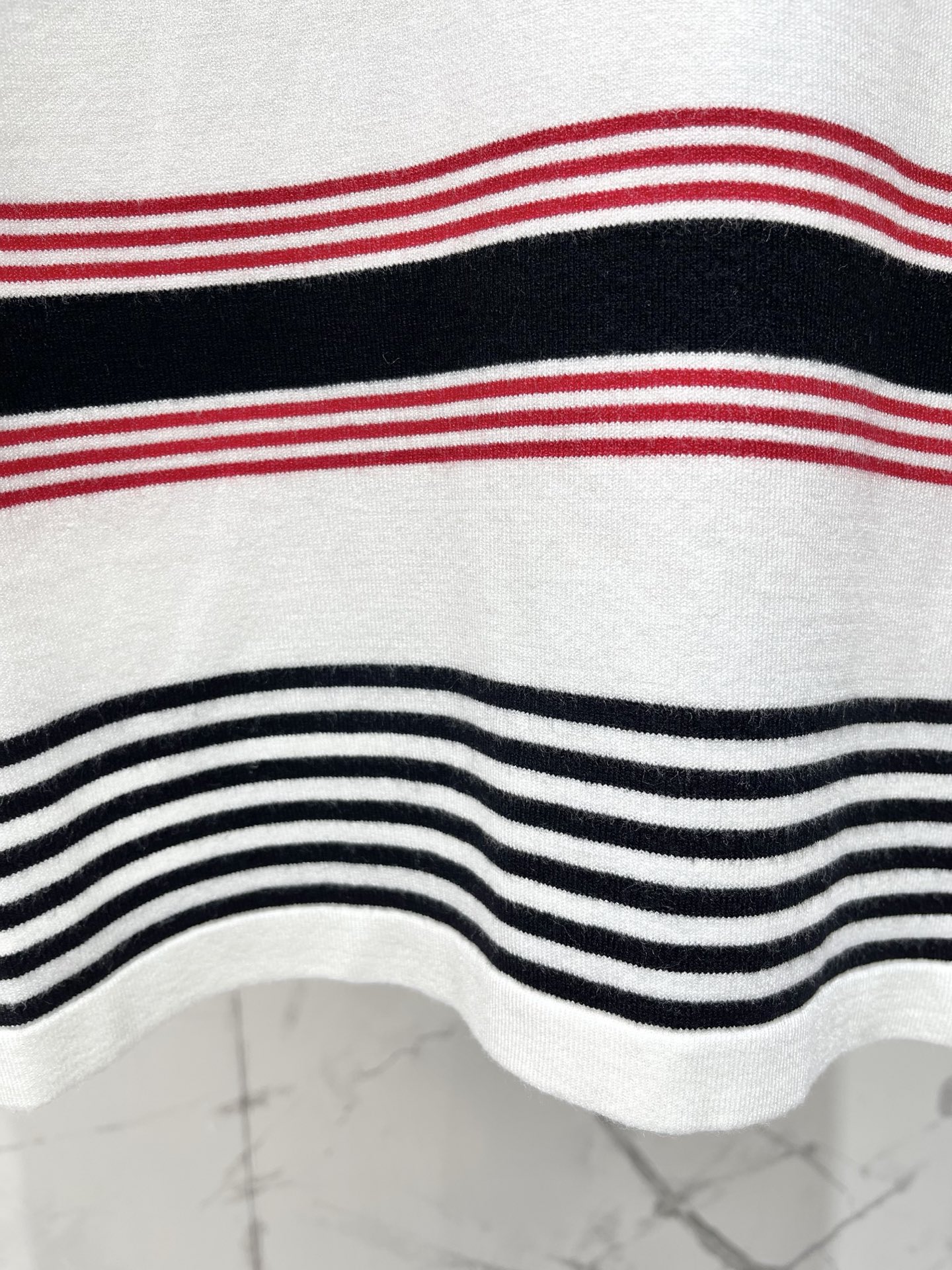 𝗖𝗘𝗟𝗜𝗡𝗘*赛琳早春新款刺绣细条纹针织短袖细条纹精致到像艺术品，刺绣细节低调又显贵，修身版型衬得肩颈线