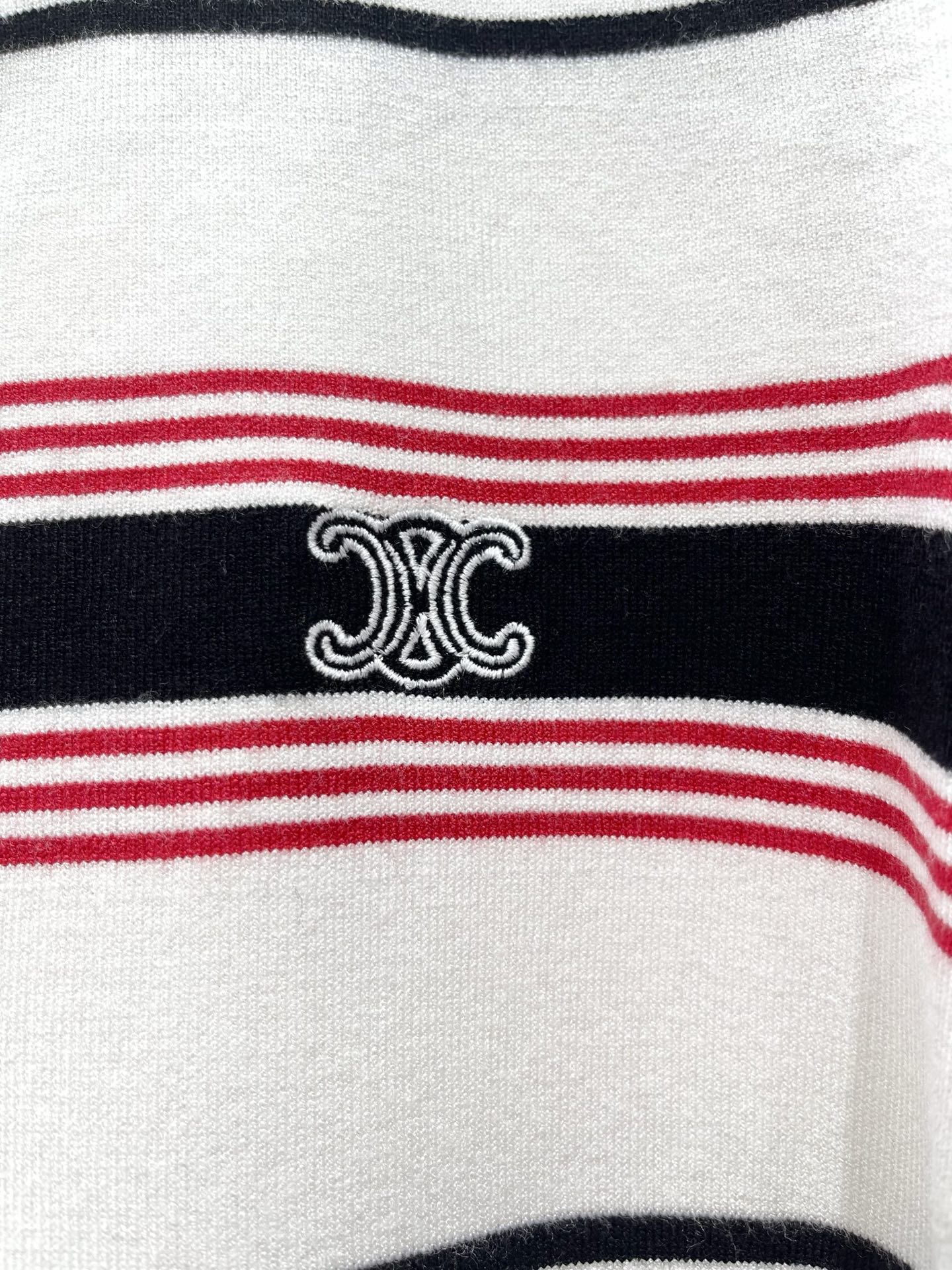 𝗖𝗘𝗟𝗜𝗡𝗘*赛琳早春新款刺绣细条纹针织短袖细条纹精致到像艺术品，刺绣细节低调又显贵，修身版型衬得肩颈线